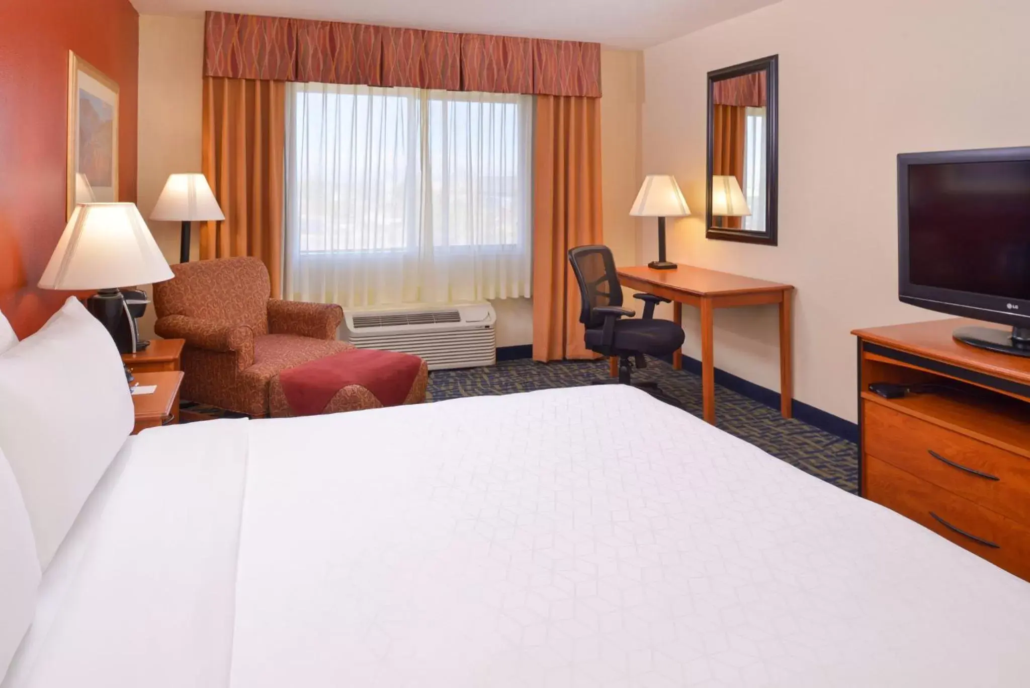 Photo of the whole room, Bed in Holiday Inn Express Hotel & Suites Alamosa, an IHG Hotel