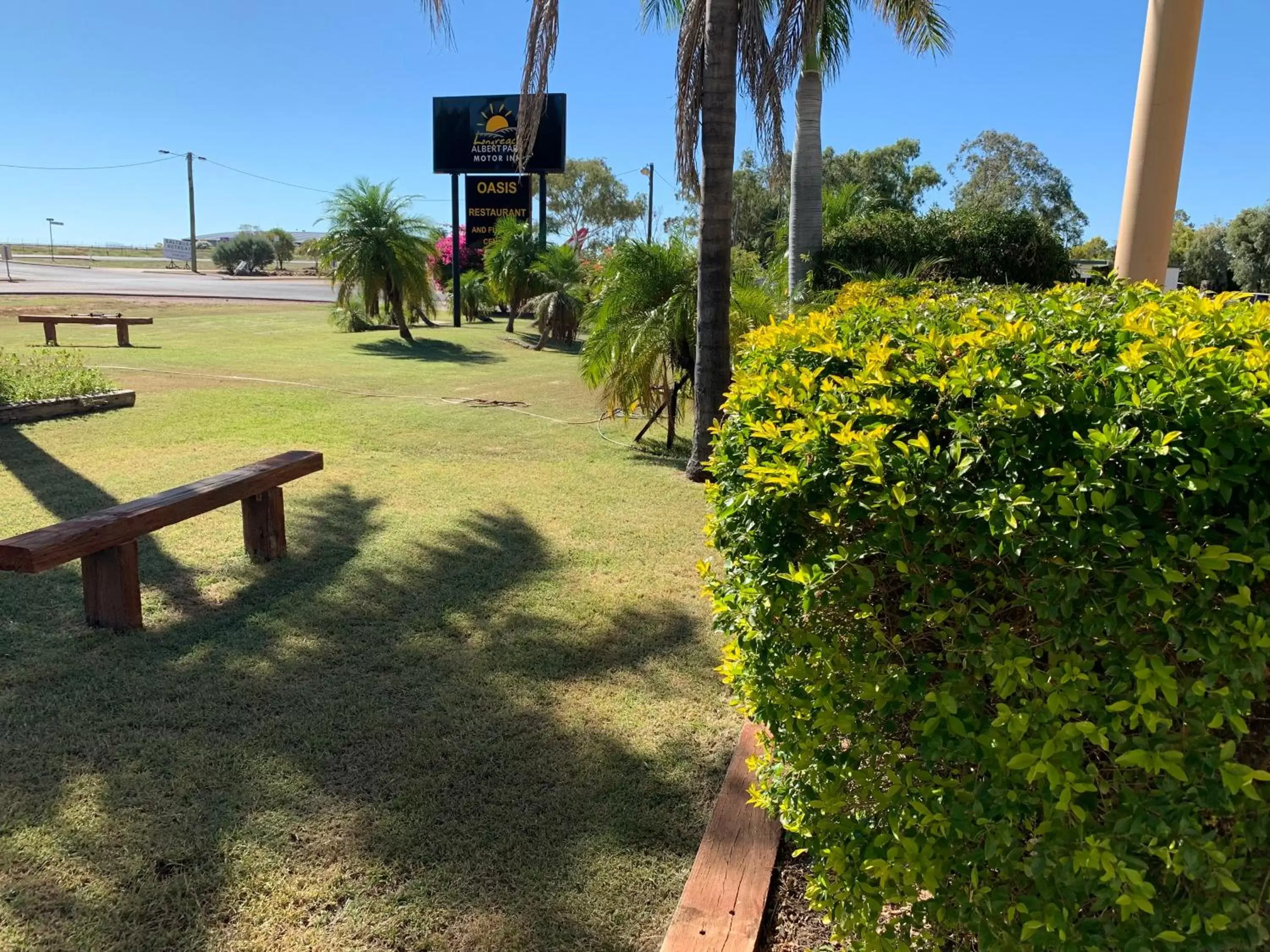 Garden in Albert Park Motor Inn-KING BED IN EVERY ROOM-RENOVATED 2022