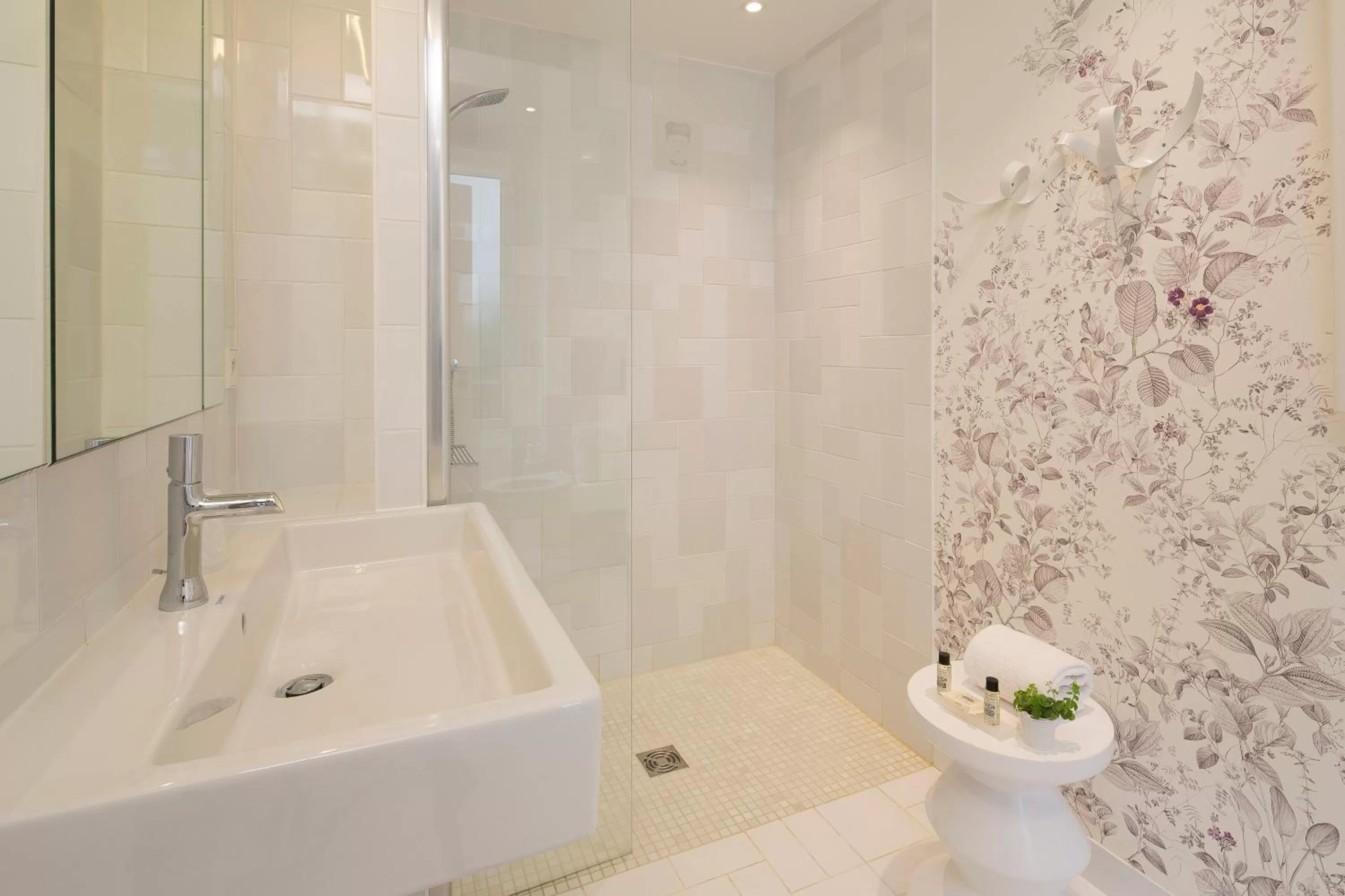 Bathroom in Hôtel Mistral