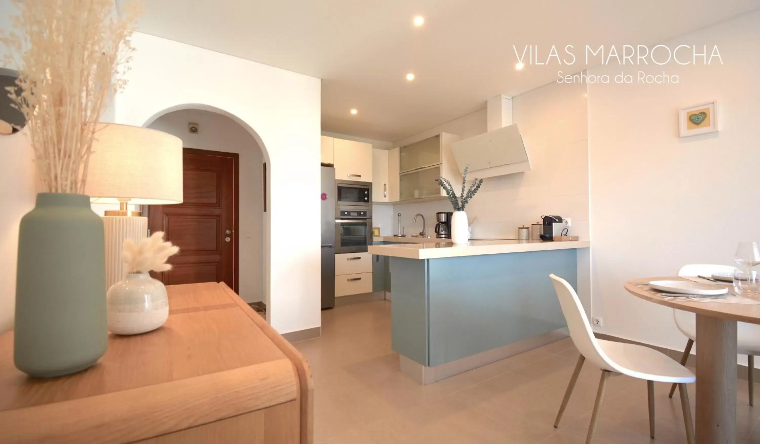 Dining area, Kitchen/Kitchenette in Vilas Marrocha