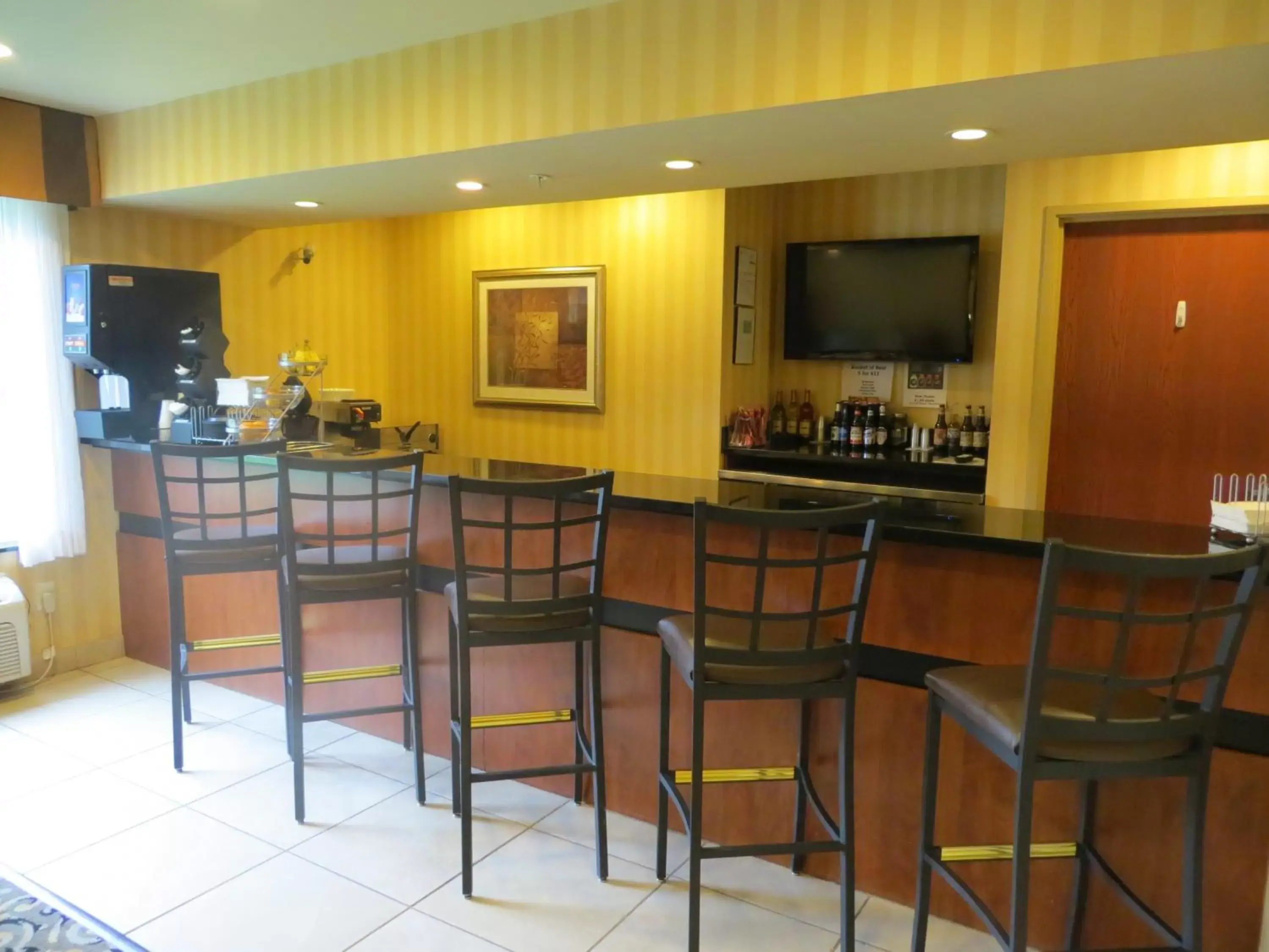 Lounge or bar in Cobblestone Inn & Suites - Brillion Lounge or bar in Cobblestone Inn & Suites - Brillion
