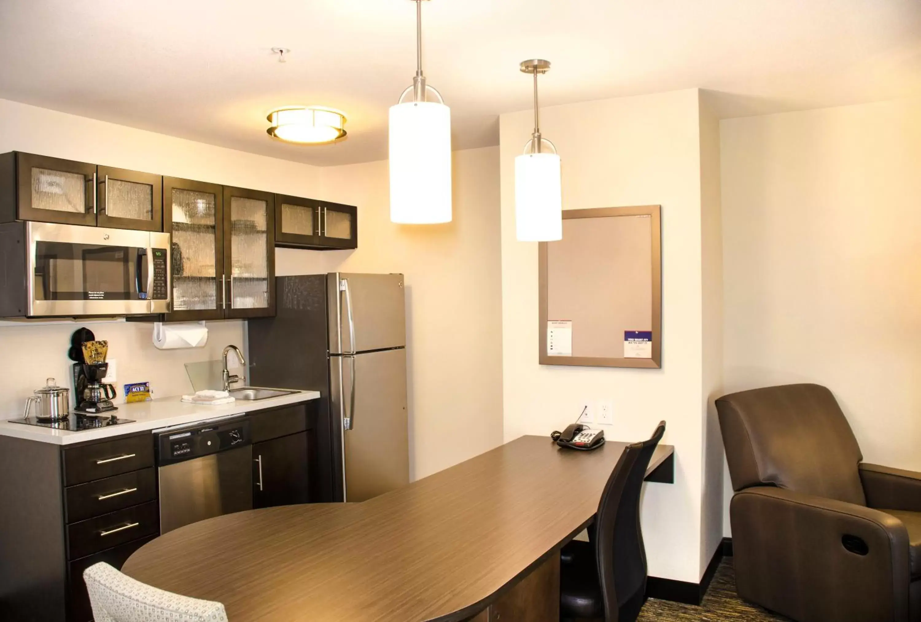 Photo of the whole room, Kitchen/Kitchenette in Candlewood Suites York, an IHG Hotel
