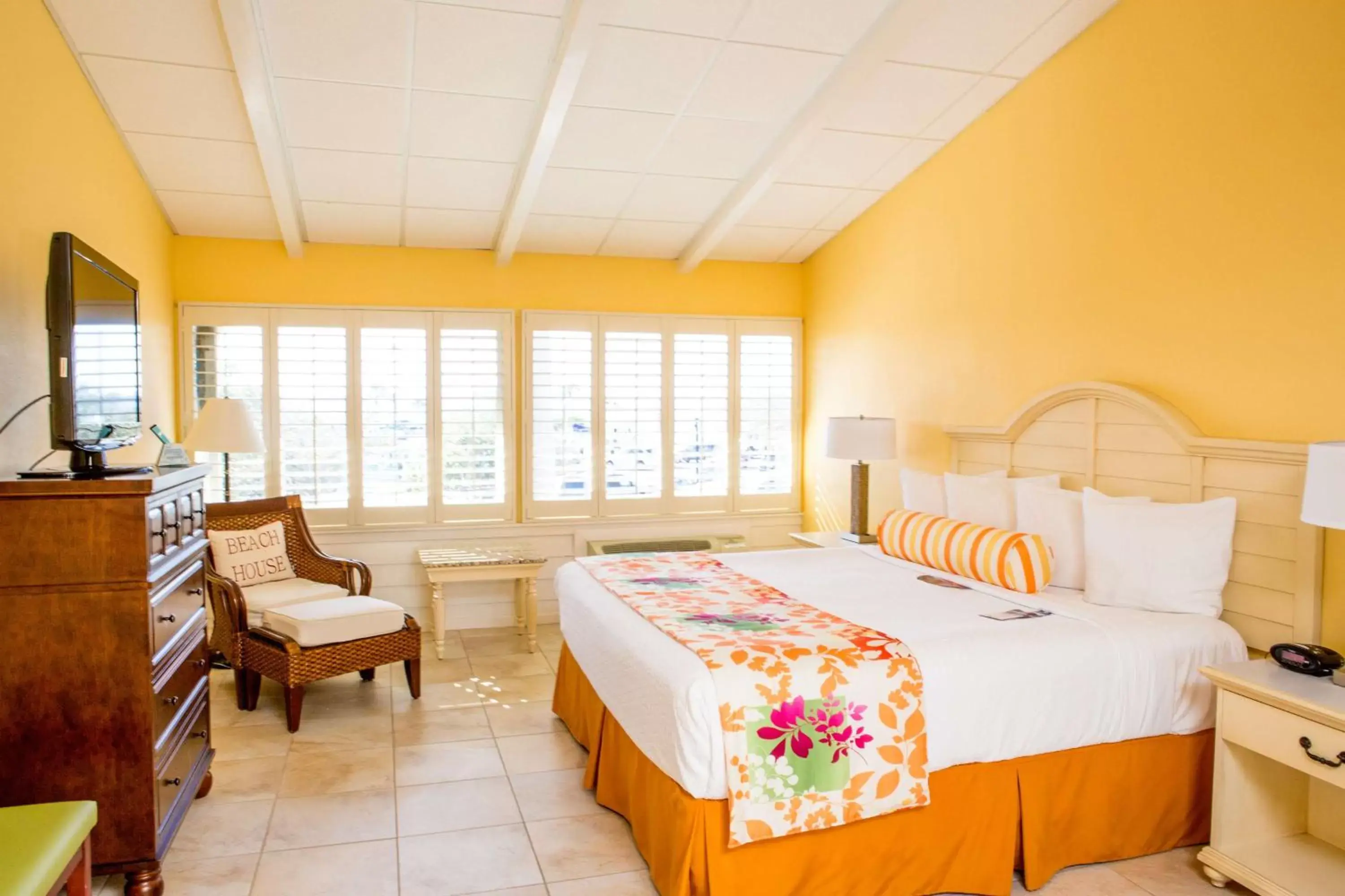 One-Bedroom Suite with One King and One Queen Bed and Spa Bath - Wet Bar in Best Western Plus Yacht Harbor Inn One-Bedroom Suite with One King and One Queen Bed and Spa Bath - Wet Bar in Best Western Plus Yacht Harbor Inn