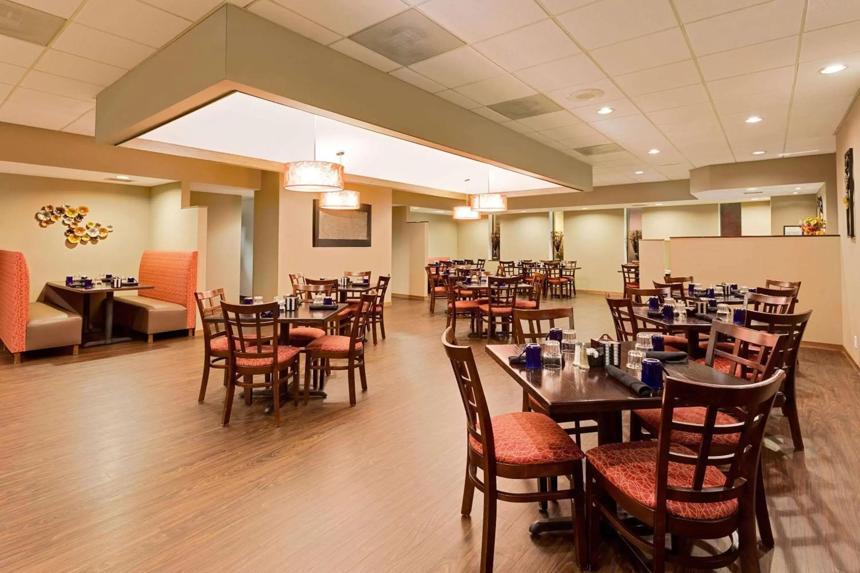Restaurant/Places to Eat in Ramada by Wyndham Marquette