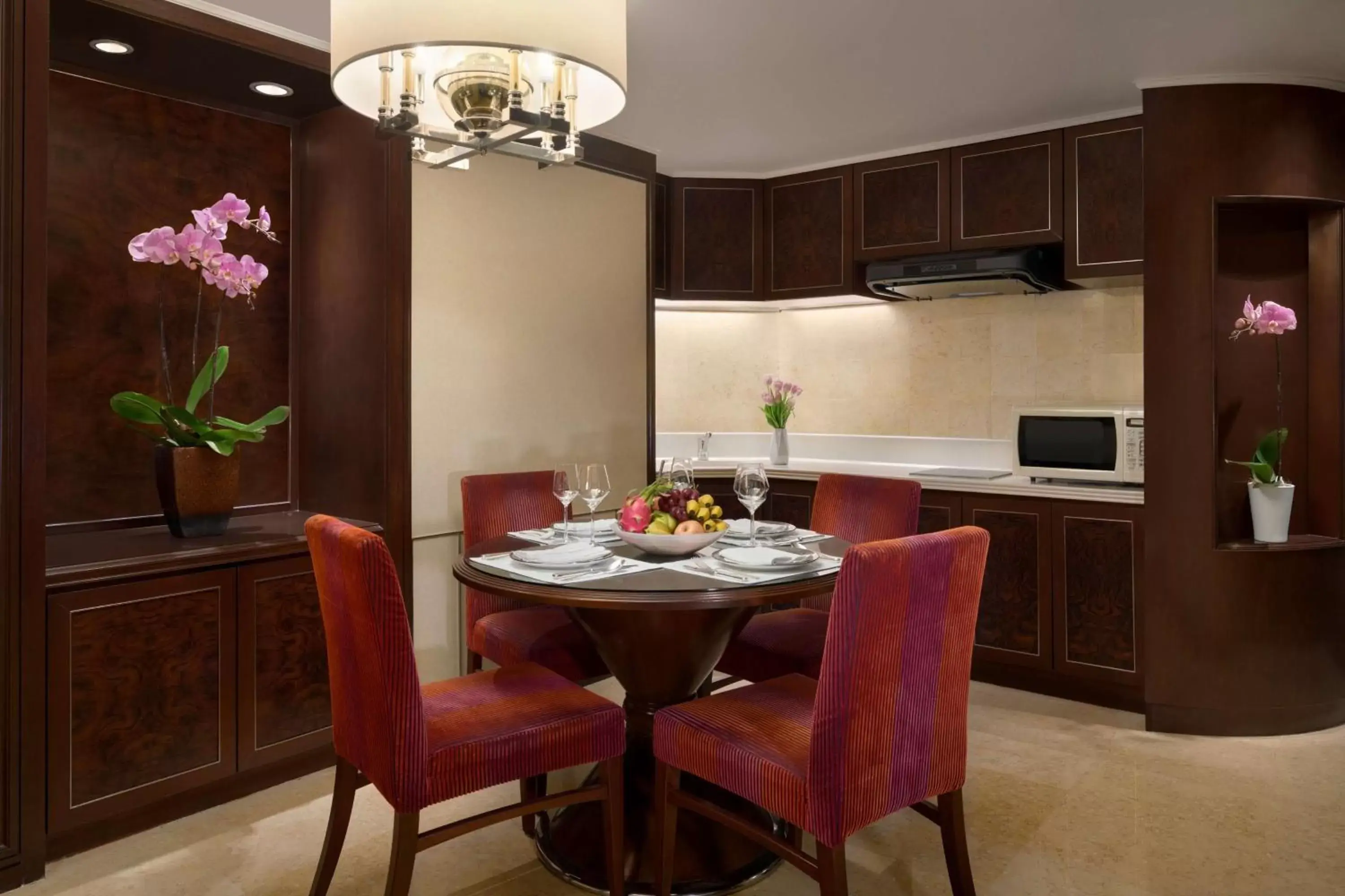 Photo of the whole room, Dining Area in Shangri-La Kuala Lumpur