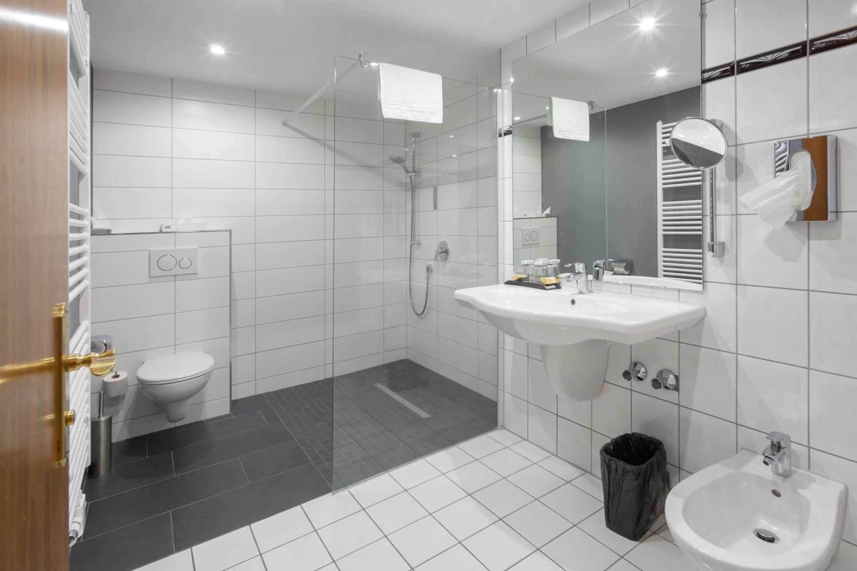 Bathroom in SL'otel im Parforcehaus