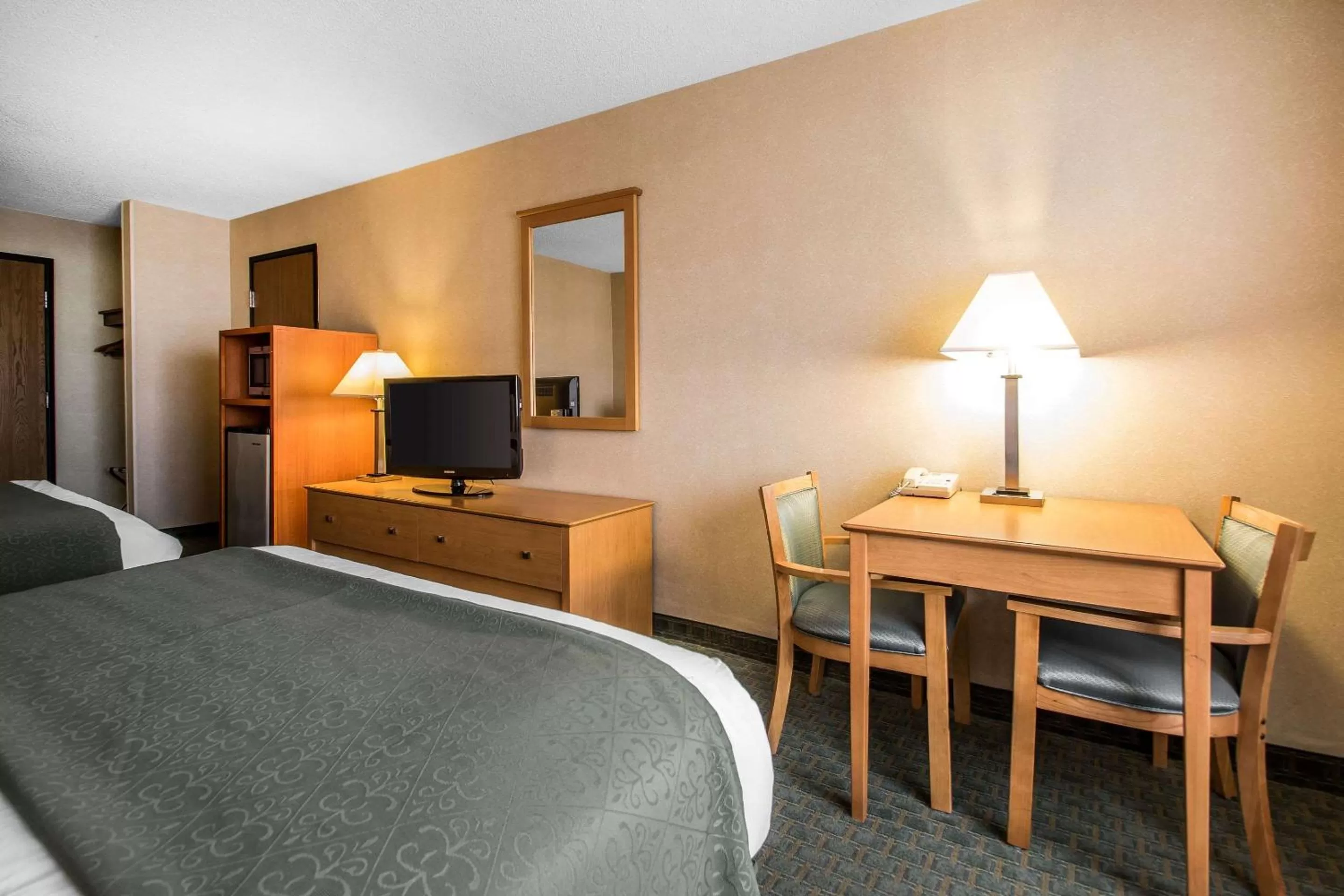 Photo of the whole room, Bed in Quality Inn Dubuque on Hwy 20