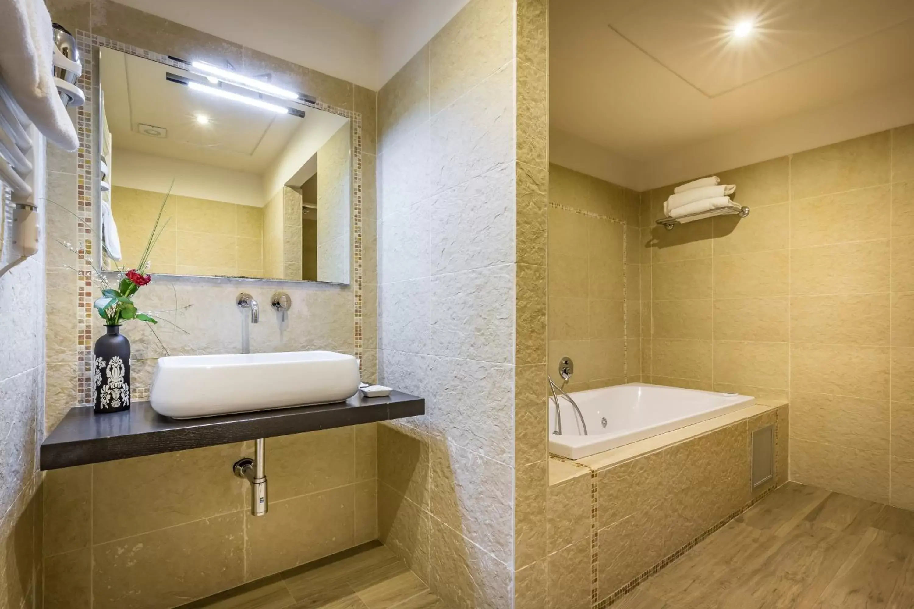 Hot Tub, Bathroom in Hotel La Scaletta al Ponte Vecchio