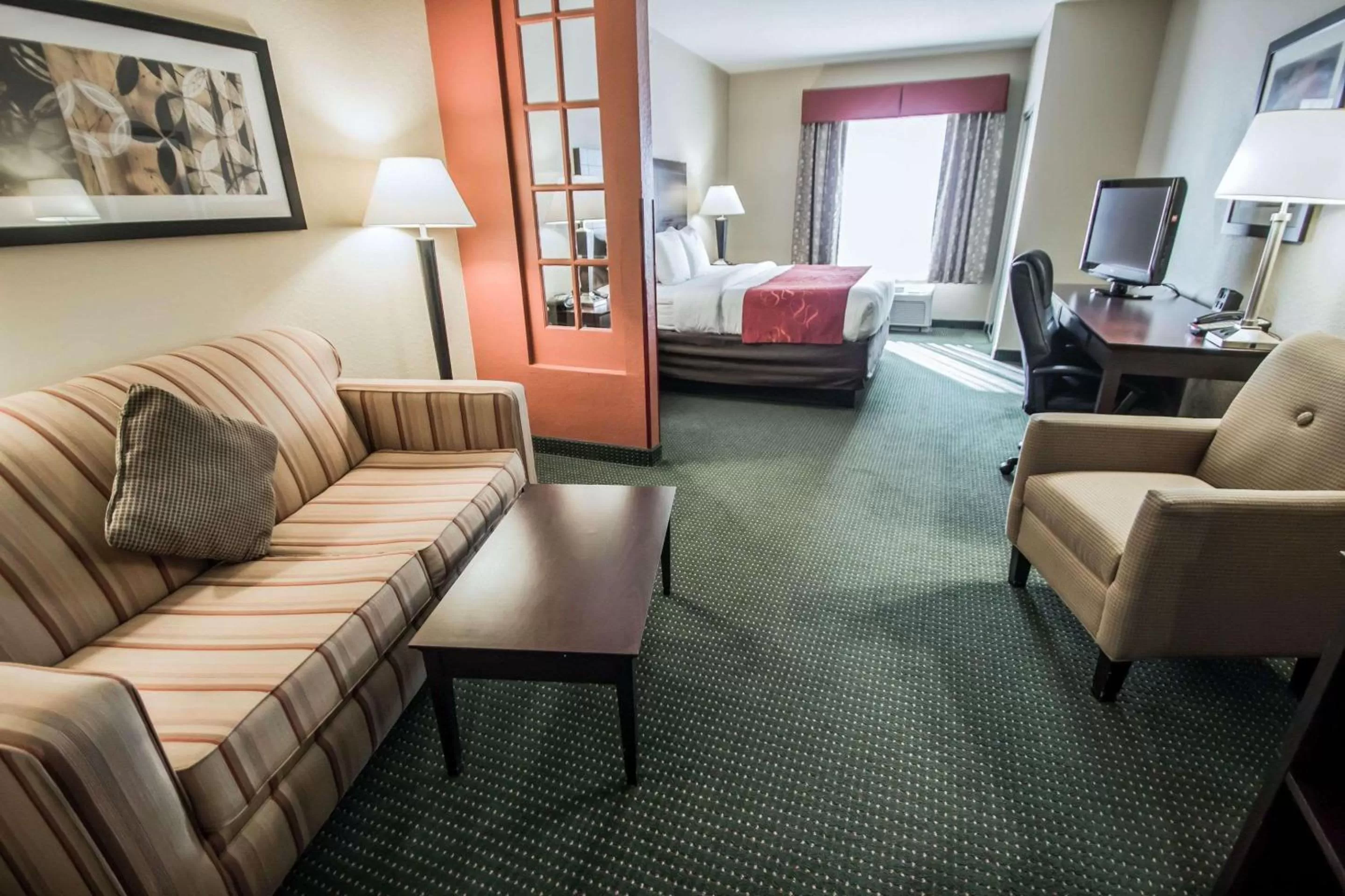 King Suite with Accessible Tub -  Accessible/Non-Smoking in Comfort Suites Orlando Airport