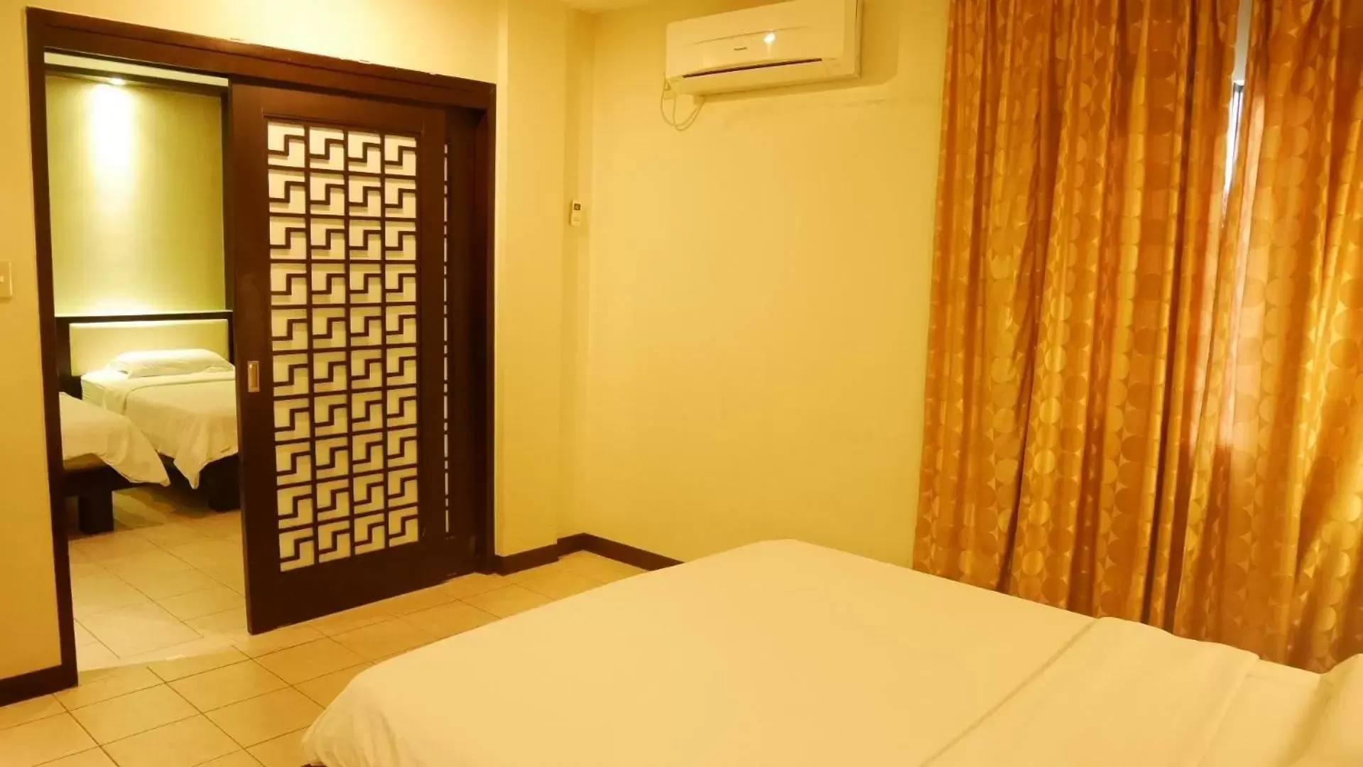 Bed in Circle Inn Hotel and Suites Bacolod