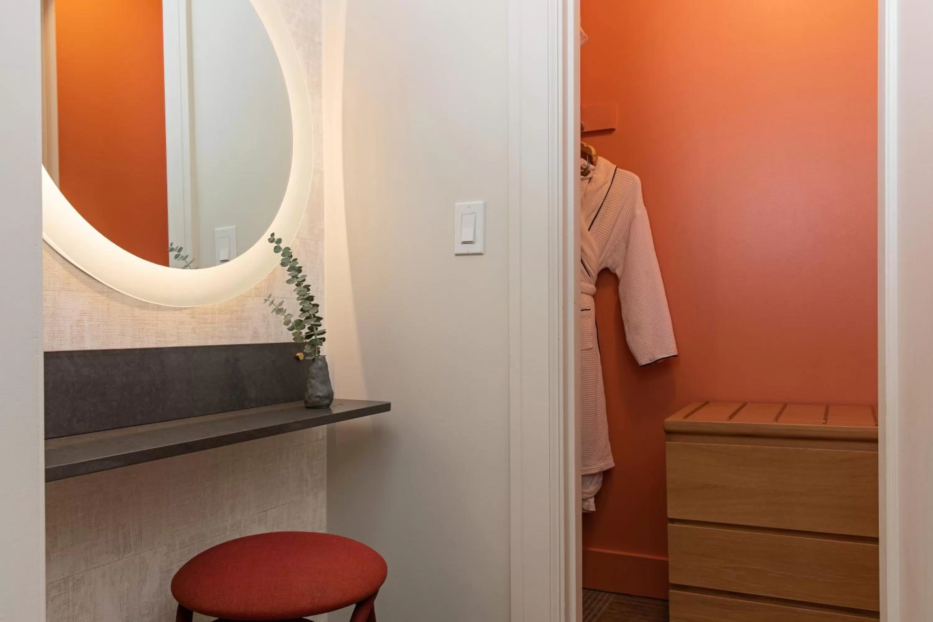 wardrobe in Ändra Hotel Seattle - MGallery Collection