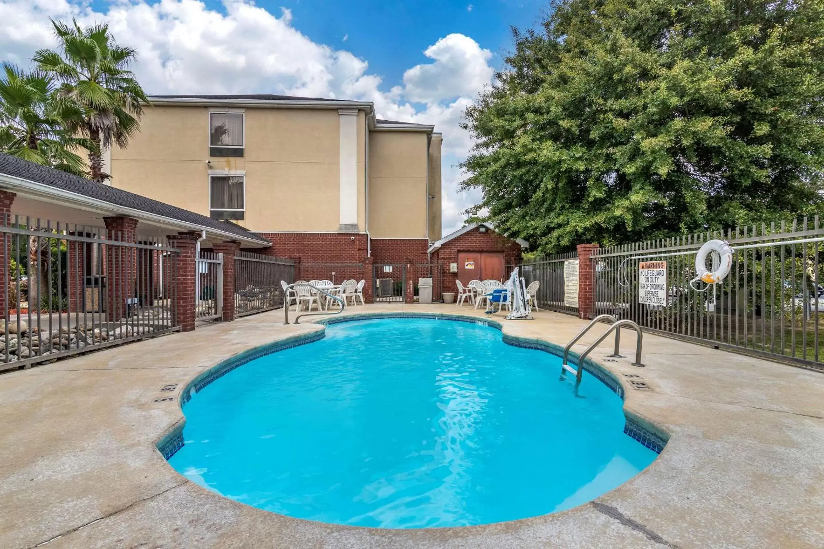 Activities, Swimming Pool in Comfort Inn & Suites Statesboro - University Area