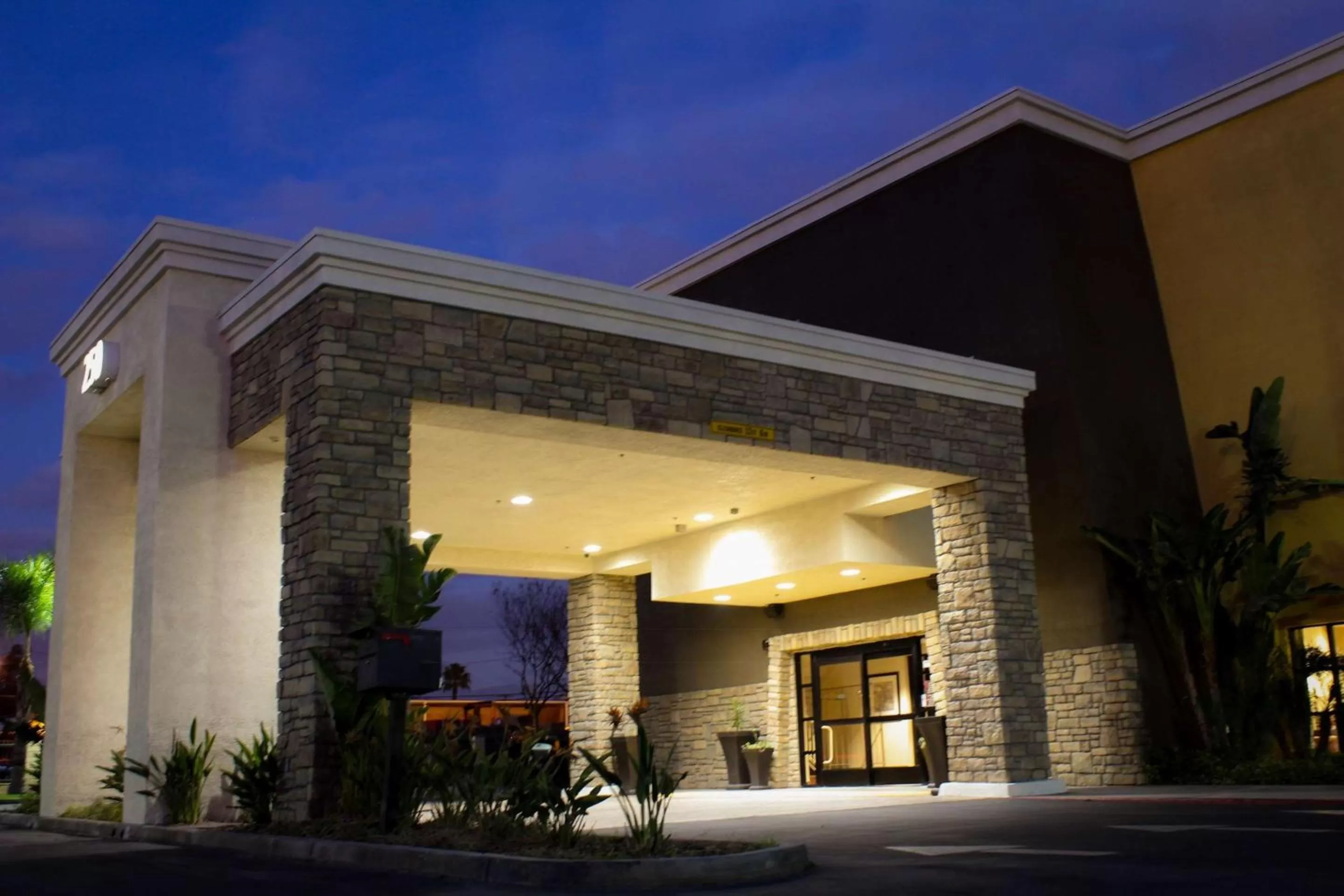 Property building in Best Western Plus Arrowhead Hotel