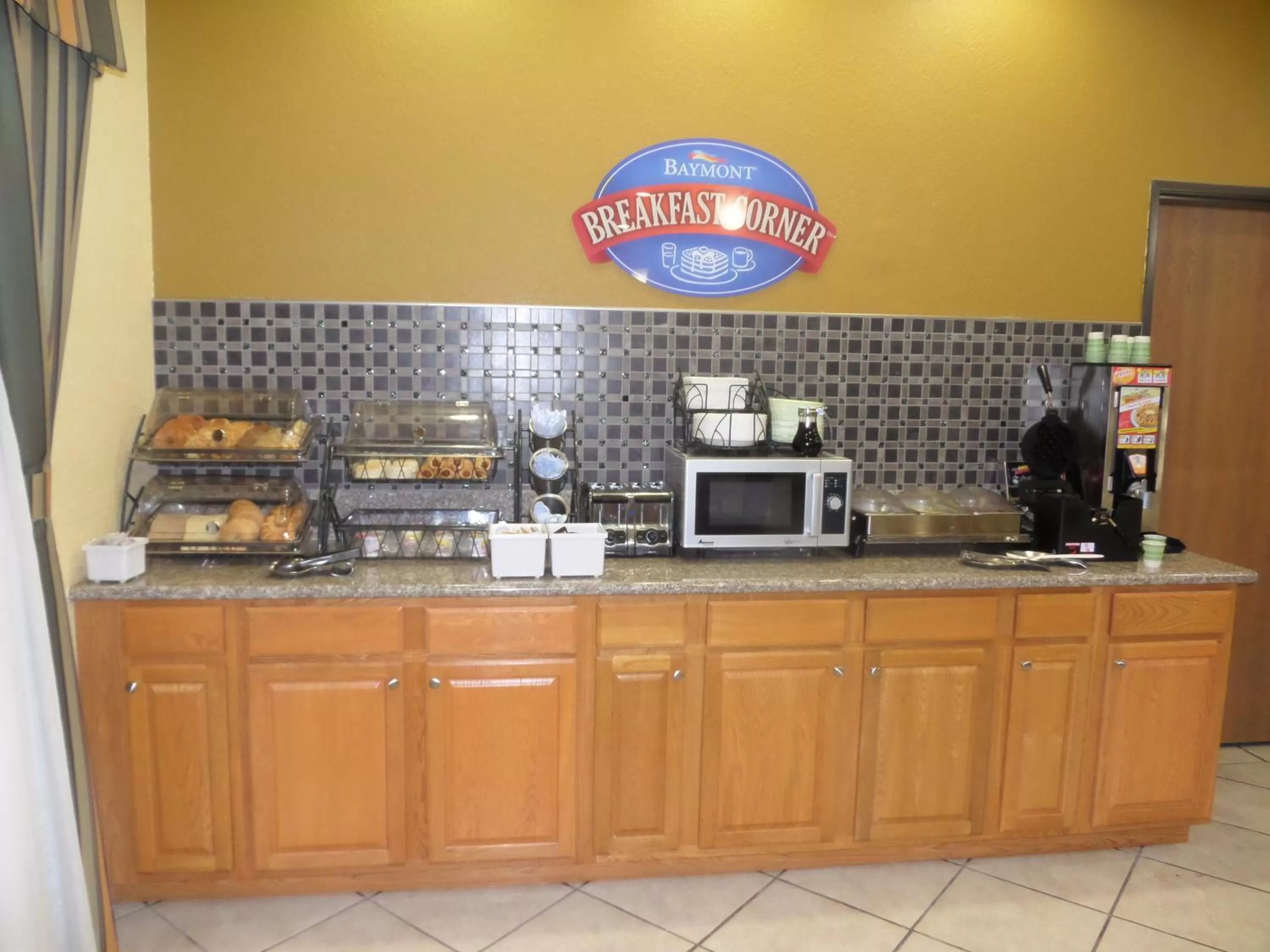 Food and drinks in Baymont by Wyndham Pearsall