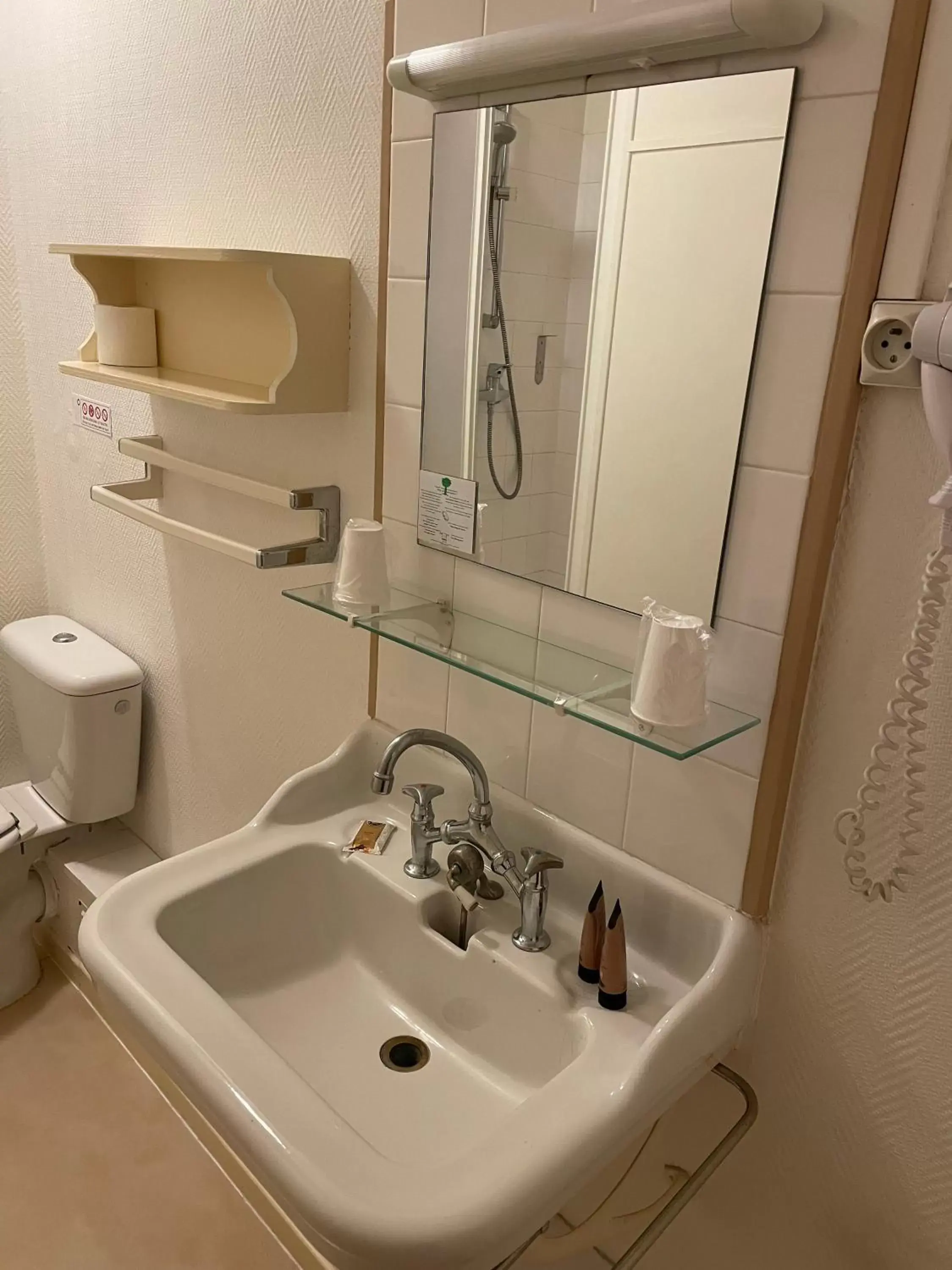 Toilet, Bathroom in Hôtel Continental