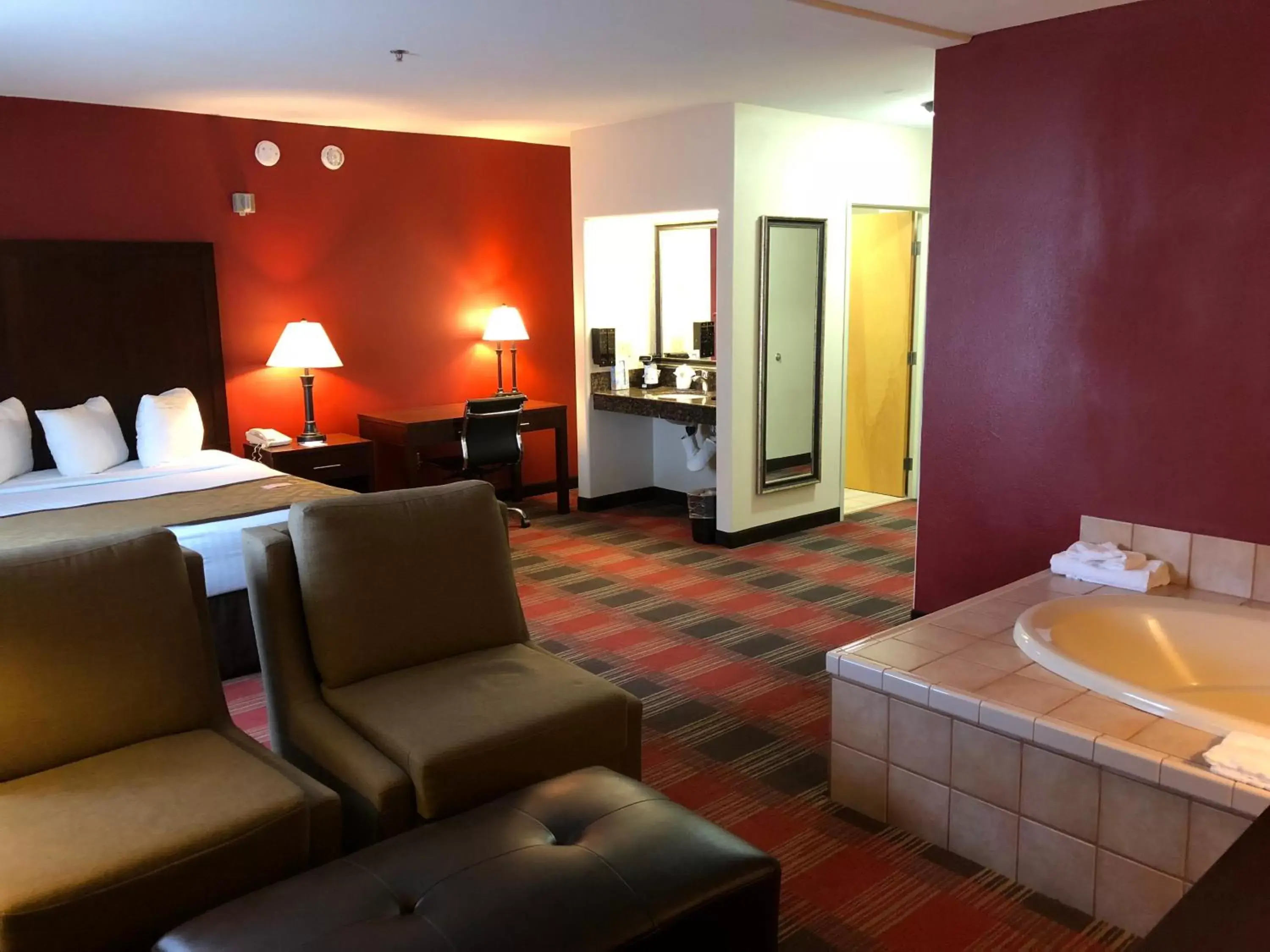 Hot Tub in Best Western Dallas Inn & Suites