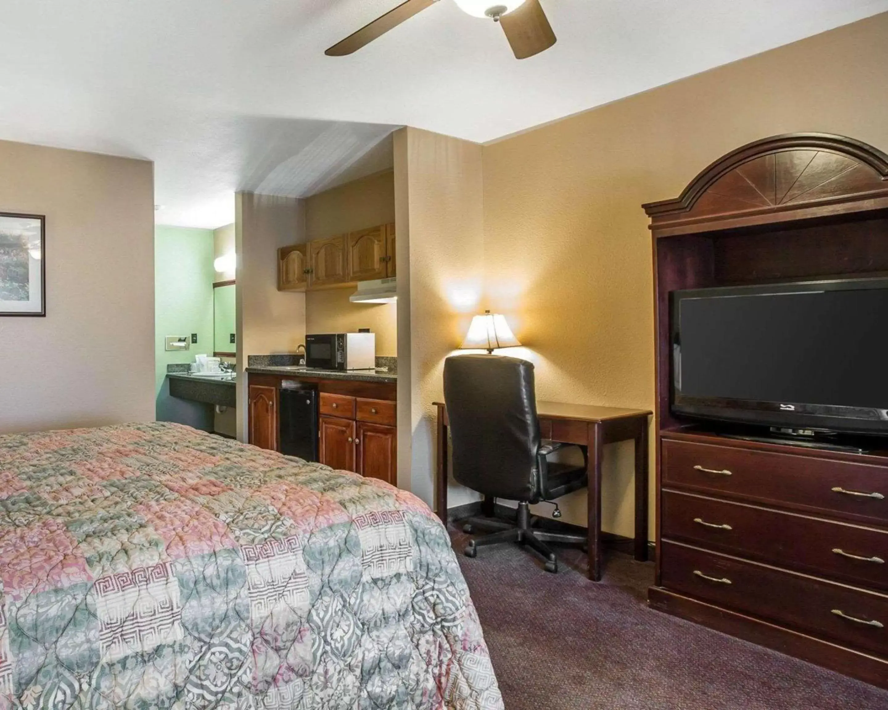 Bedroom, TV/Entertainment Center in Quality Inn & Suites Cameron Park Shingle Springs