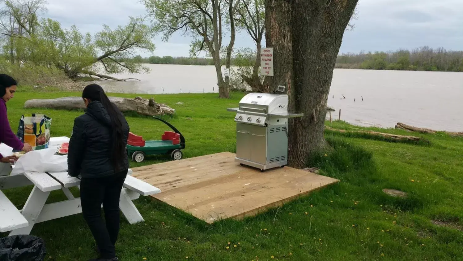 BBQ facilities in Riverview Motel