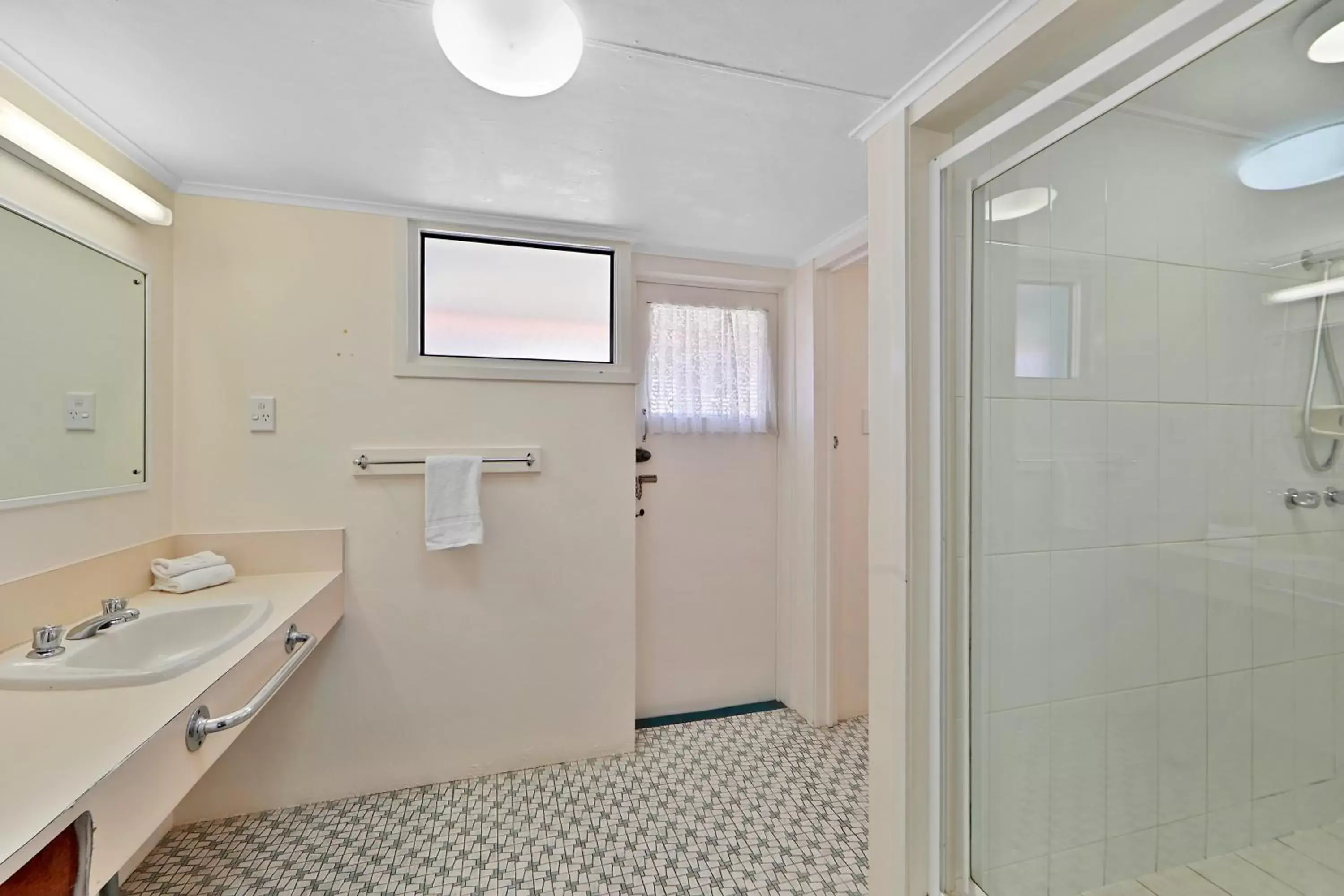 Shower, Bathroom in Oscar Motel