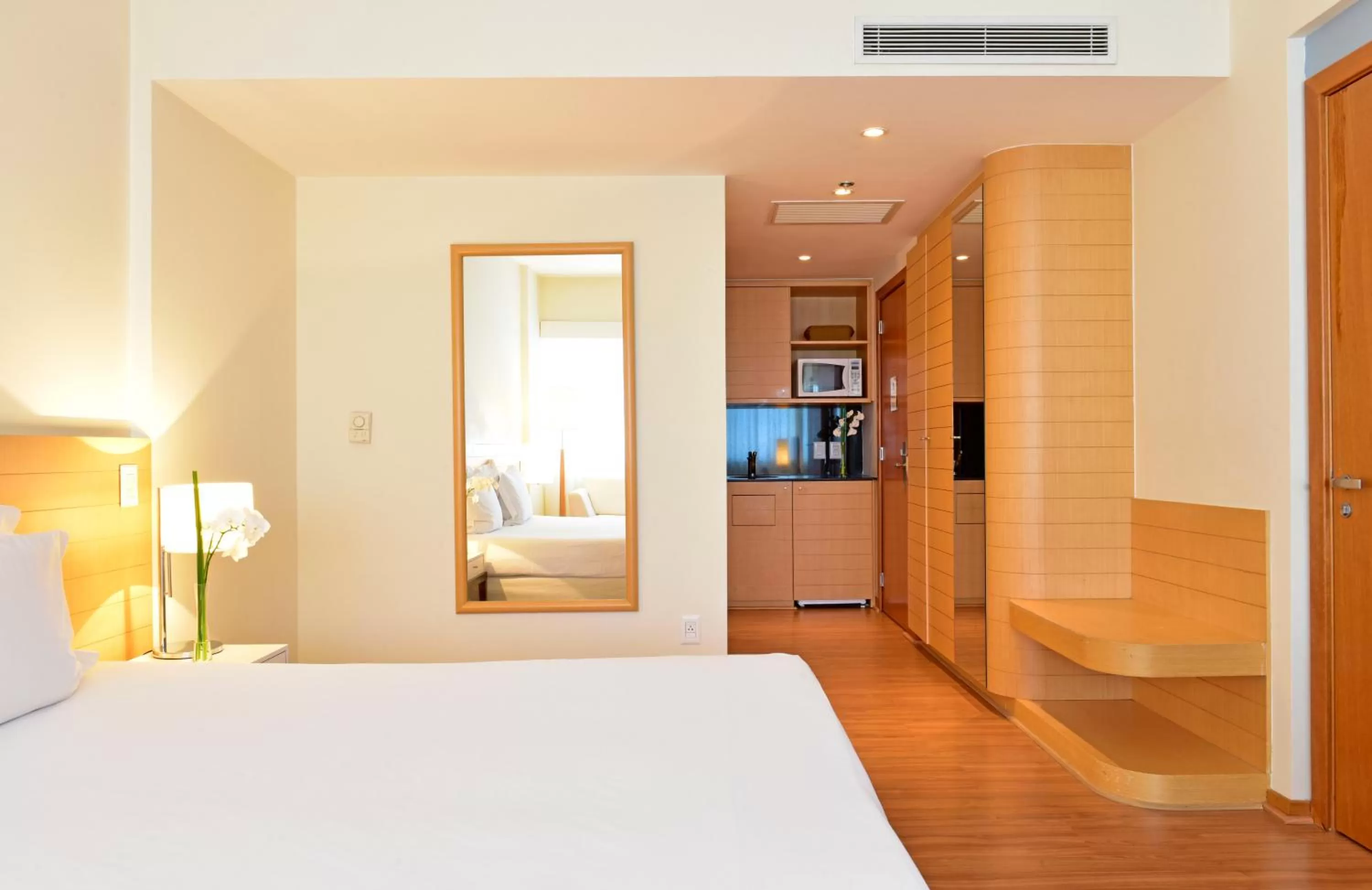 Kitchen or kitchenette, Bed in Pestana Curitiba