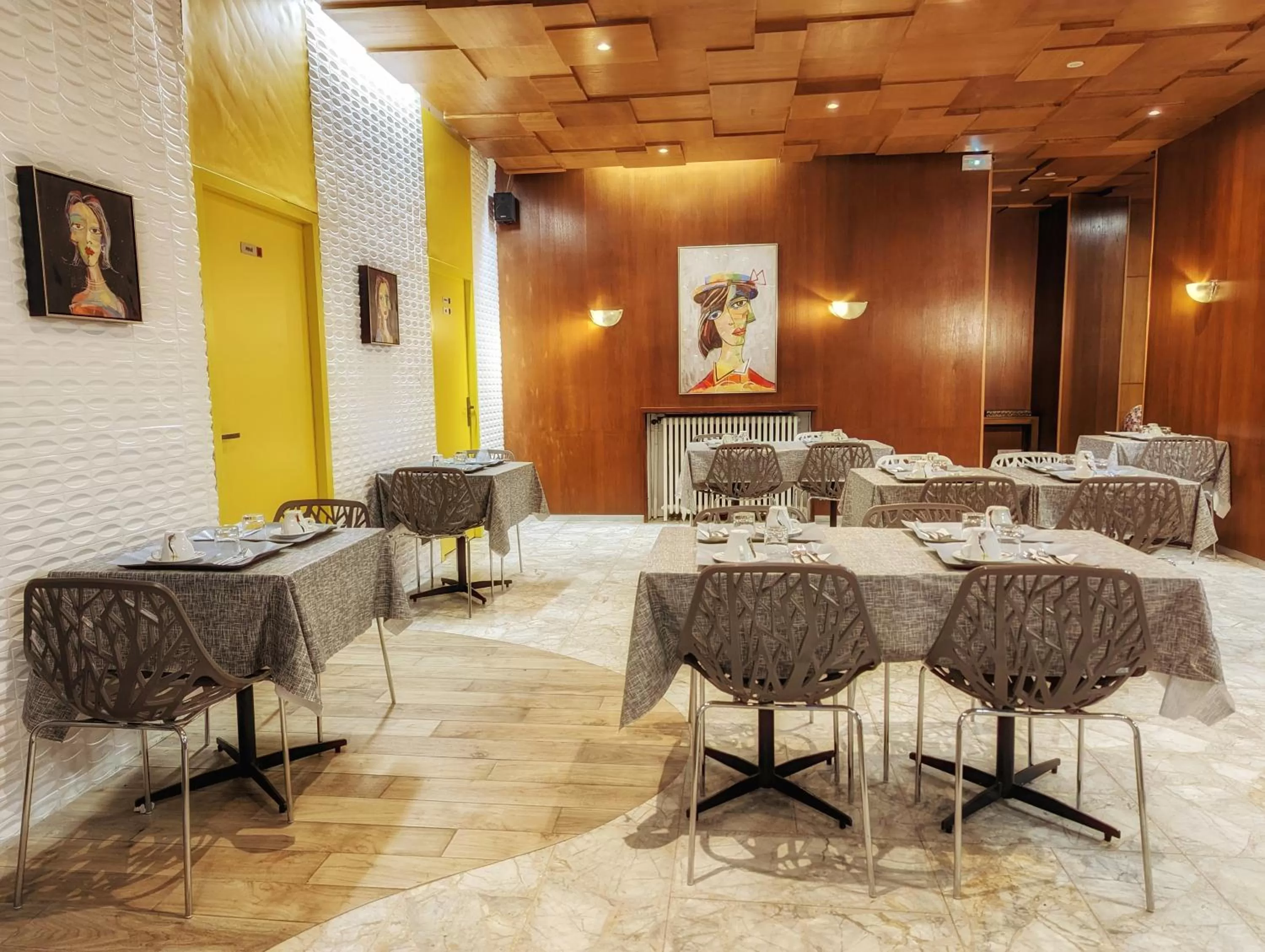 Communal lounge/ TV room in Hotel Cecil Metz Gare