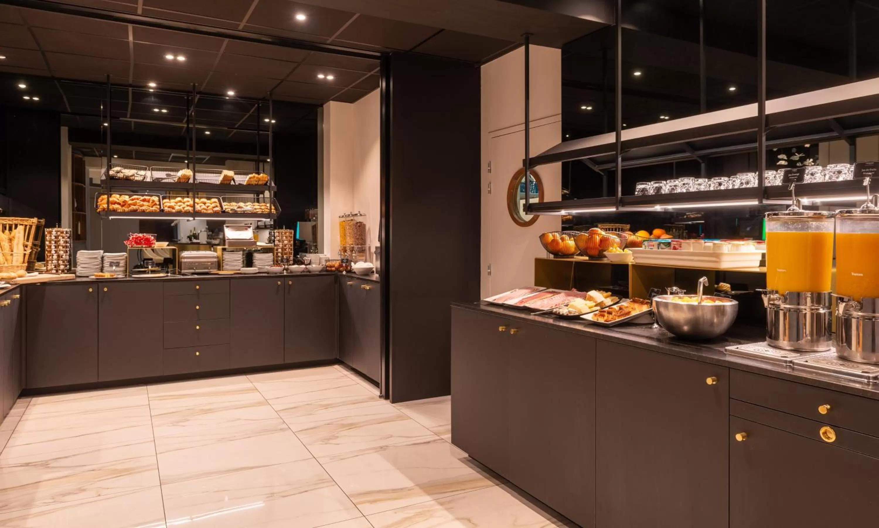 Buffet breakfast in L'Amirauté Brest