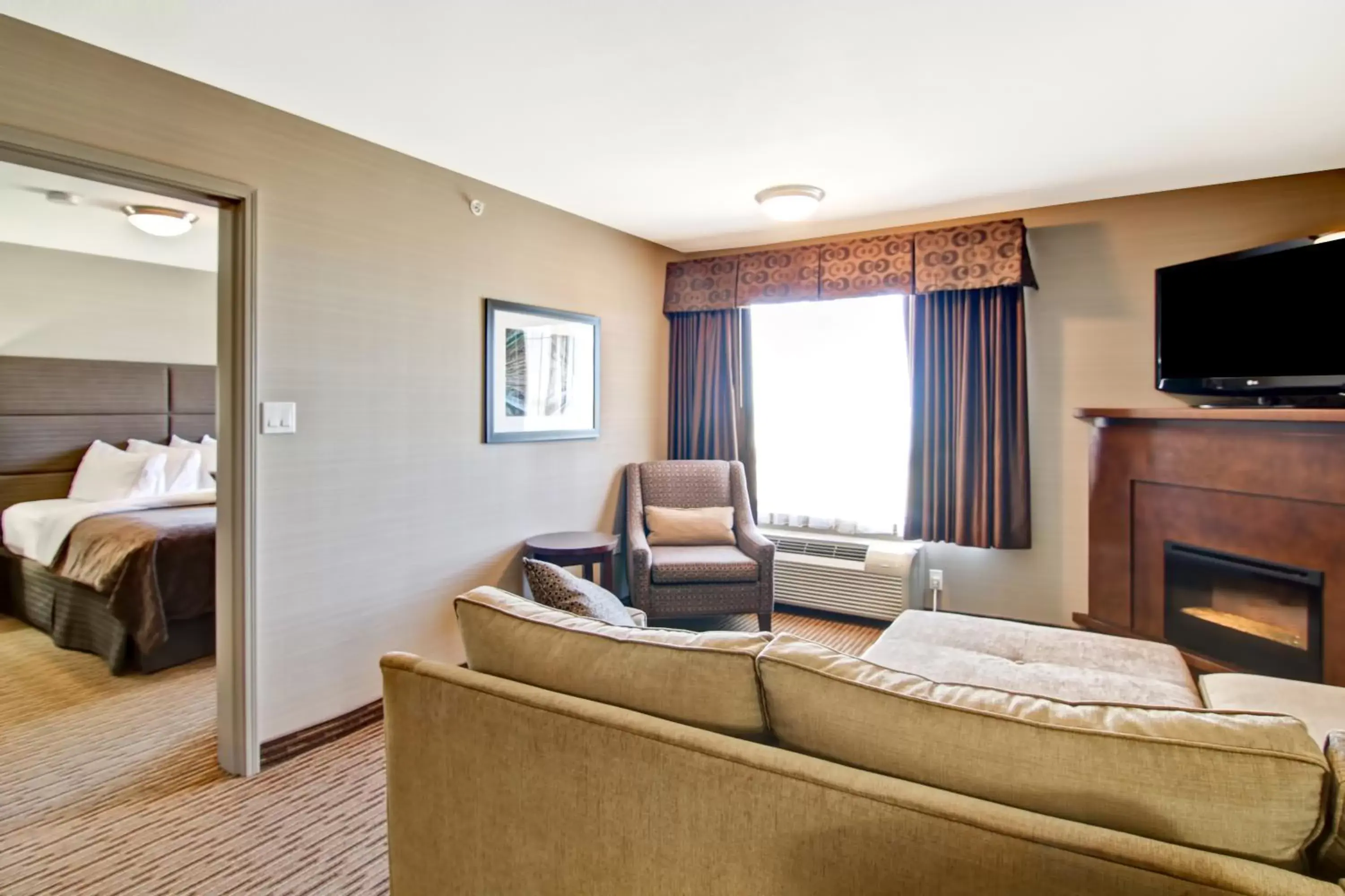 TV and multimedia, Seating Area in Canalta Hotel Assiniboia