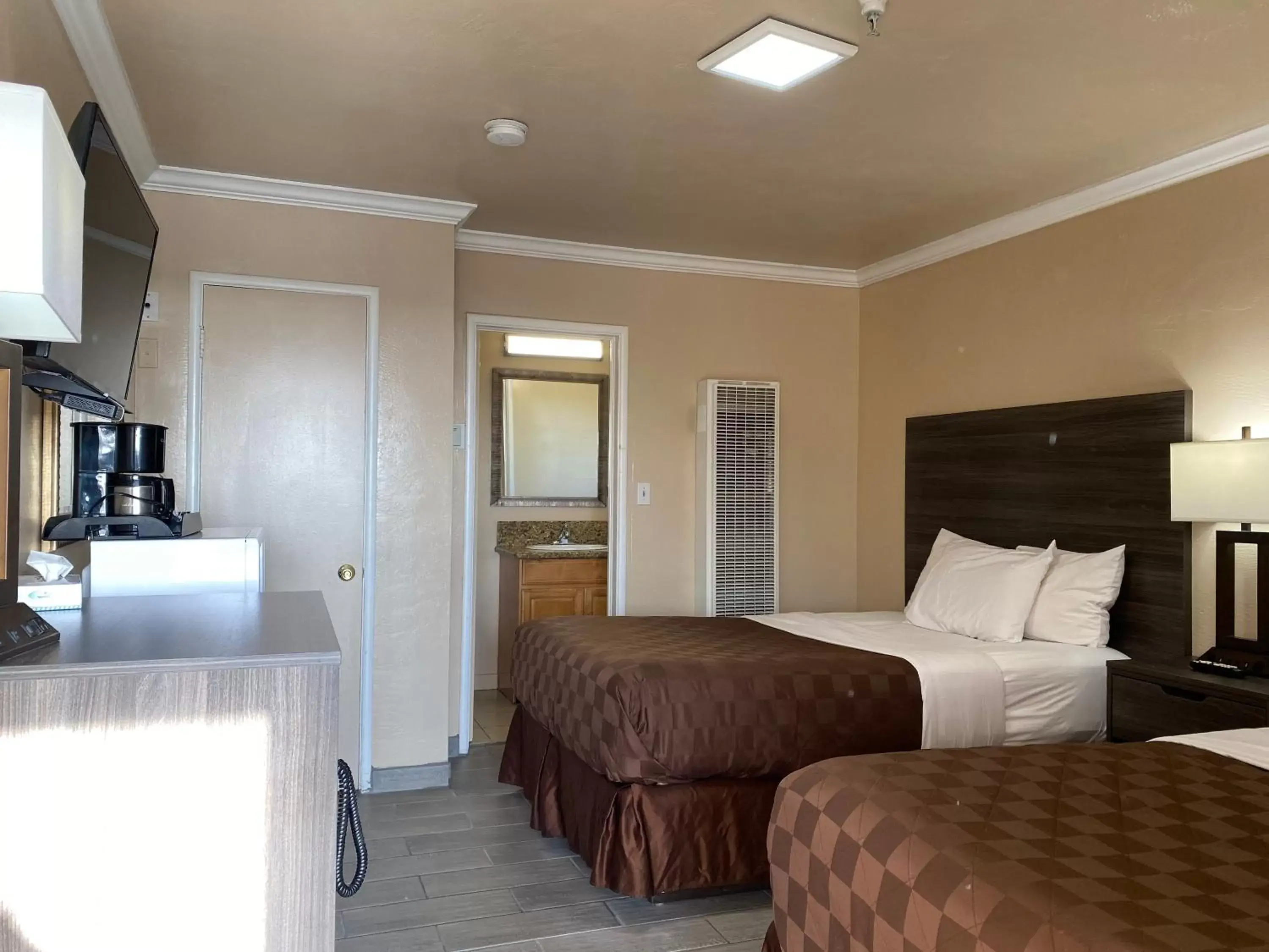 Photo of the whole room, Bed in Holland Inn & Suites