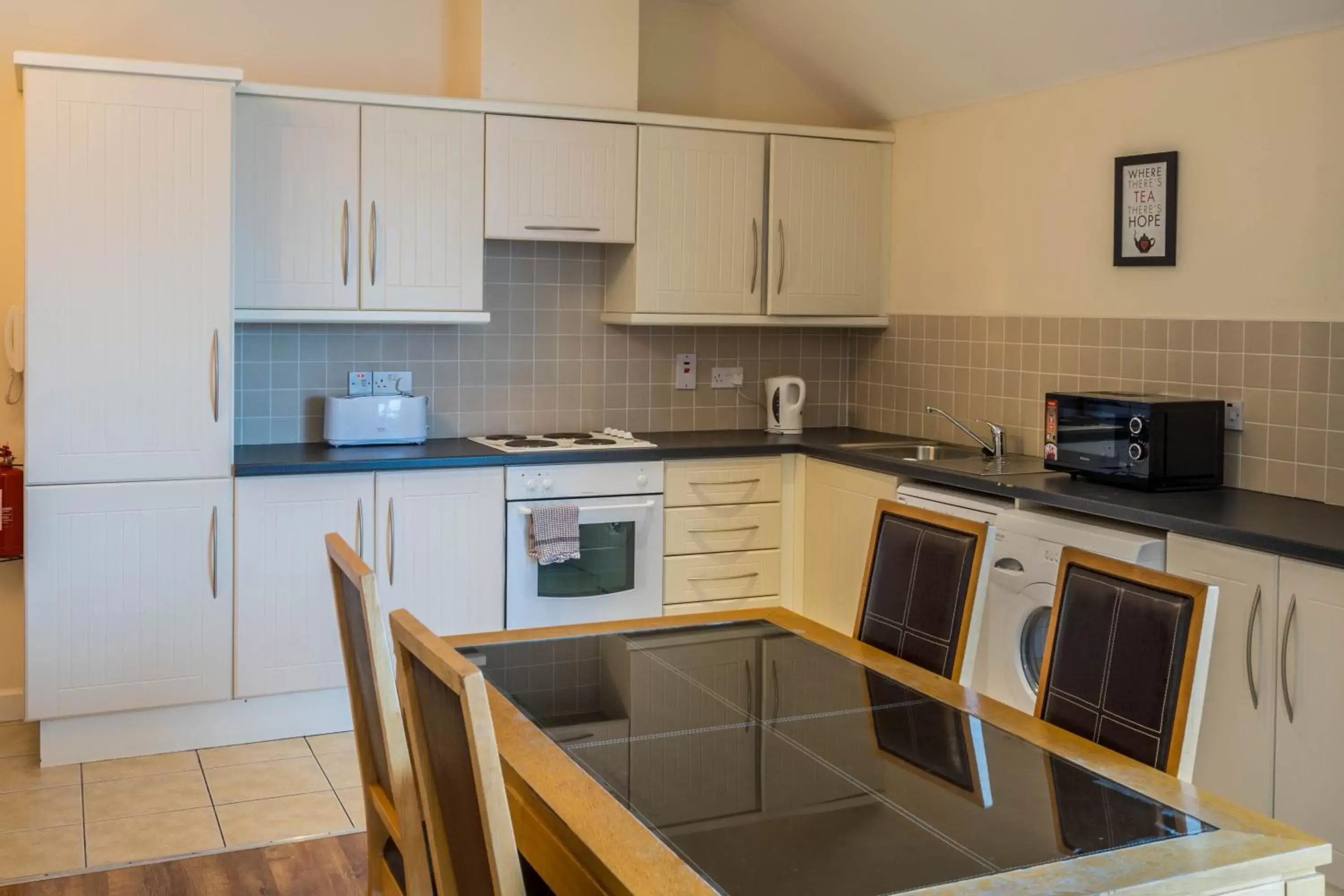 Kitchen or kitchenette, Kitchen/Kitchenette in The Courtyard Apartments