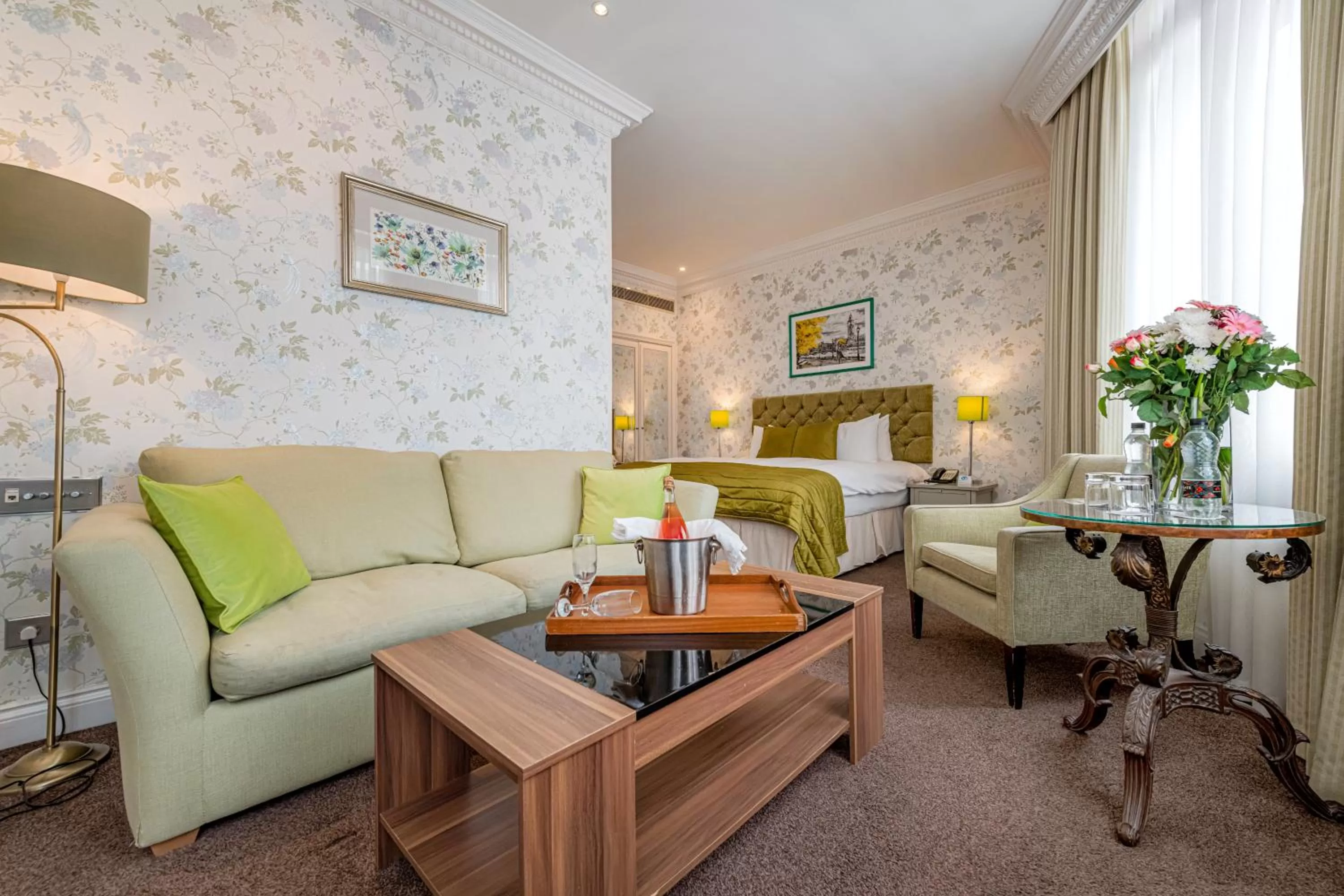 Photo of the whole room in Ashburn Hotel