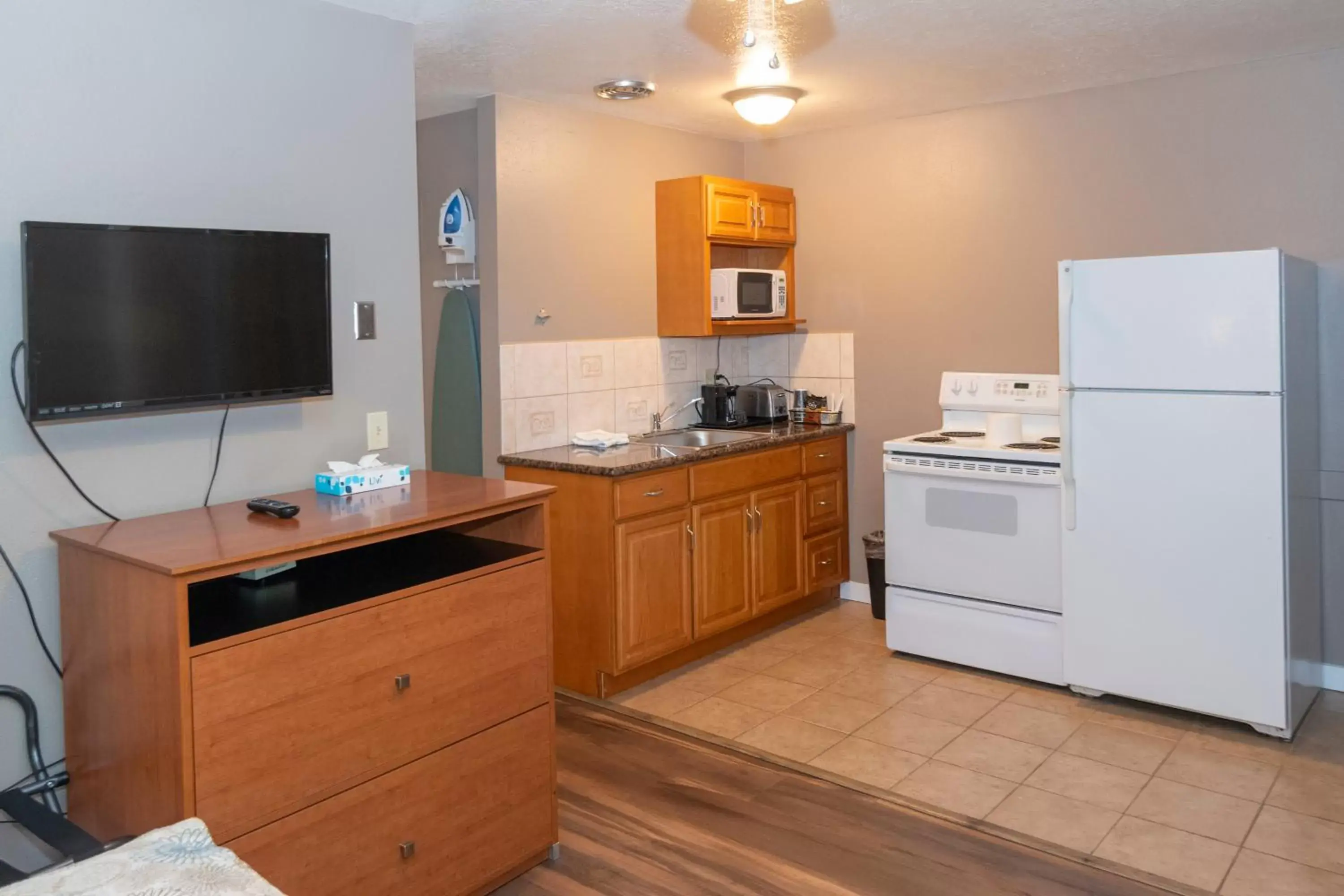 Kitchen/Kitchenette in Nordic Inn and Suites