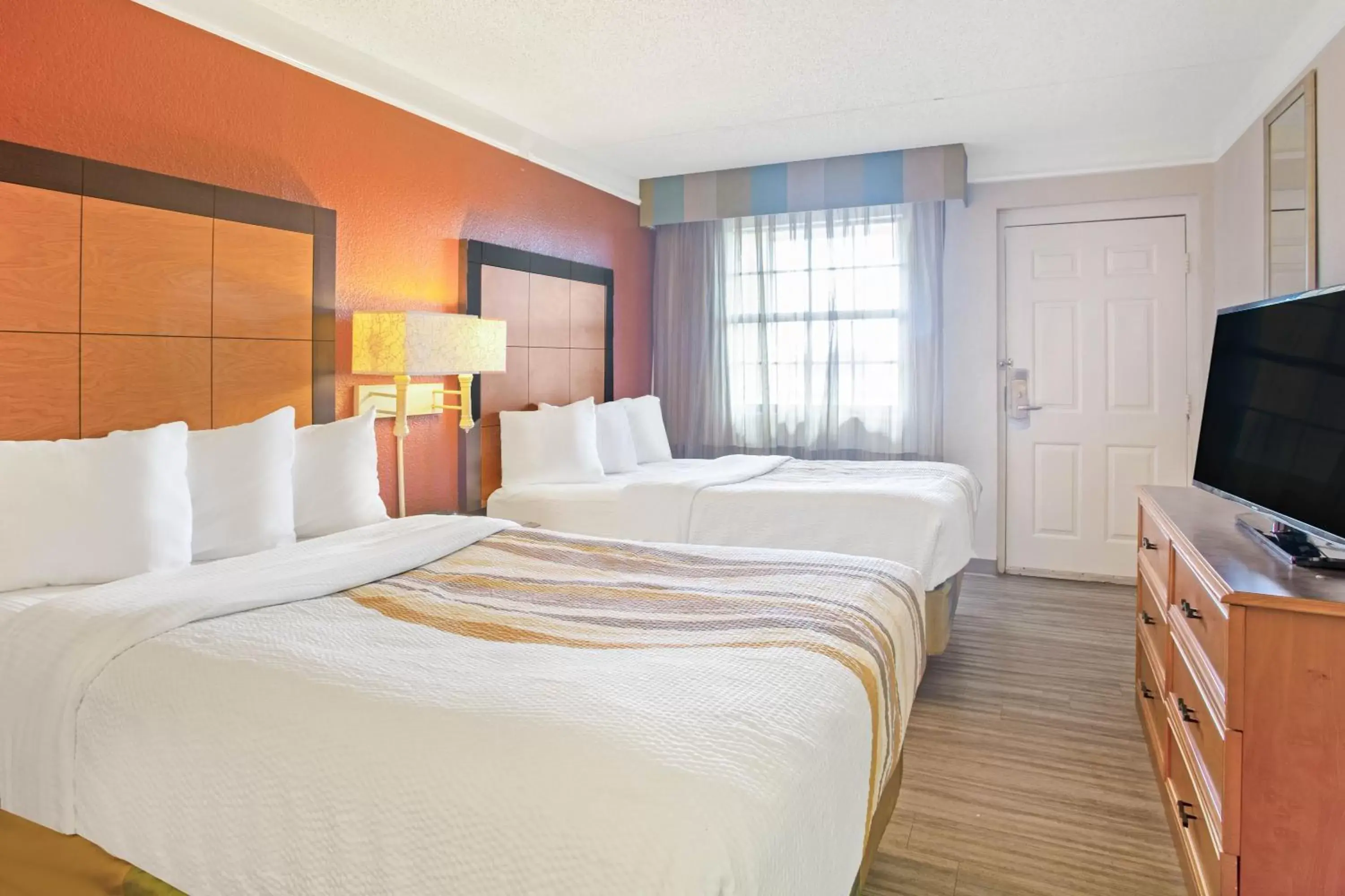 Photo of the whole room, Bed in La Quinta Inn by Wyndham Victoria