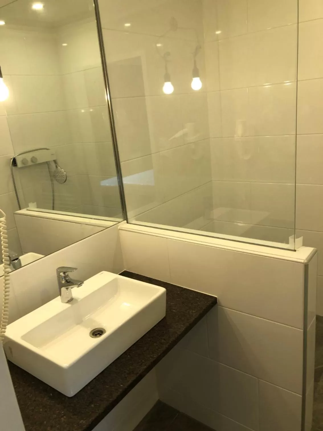 Shower in Corso, Zimmer & Cafe, Hotel Garni