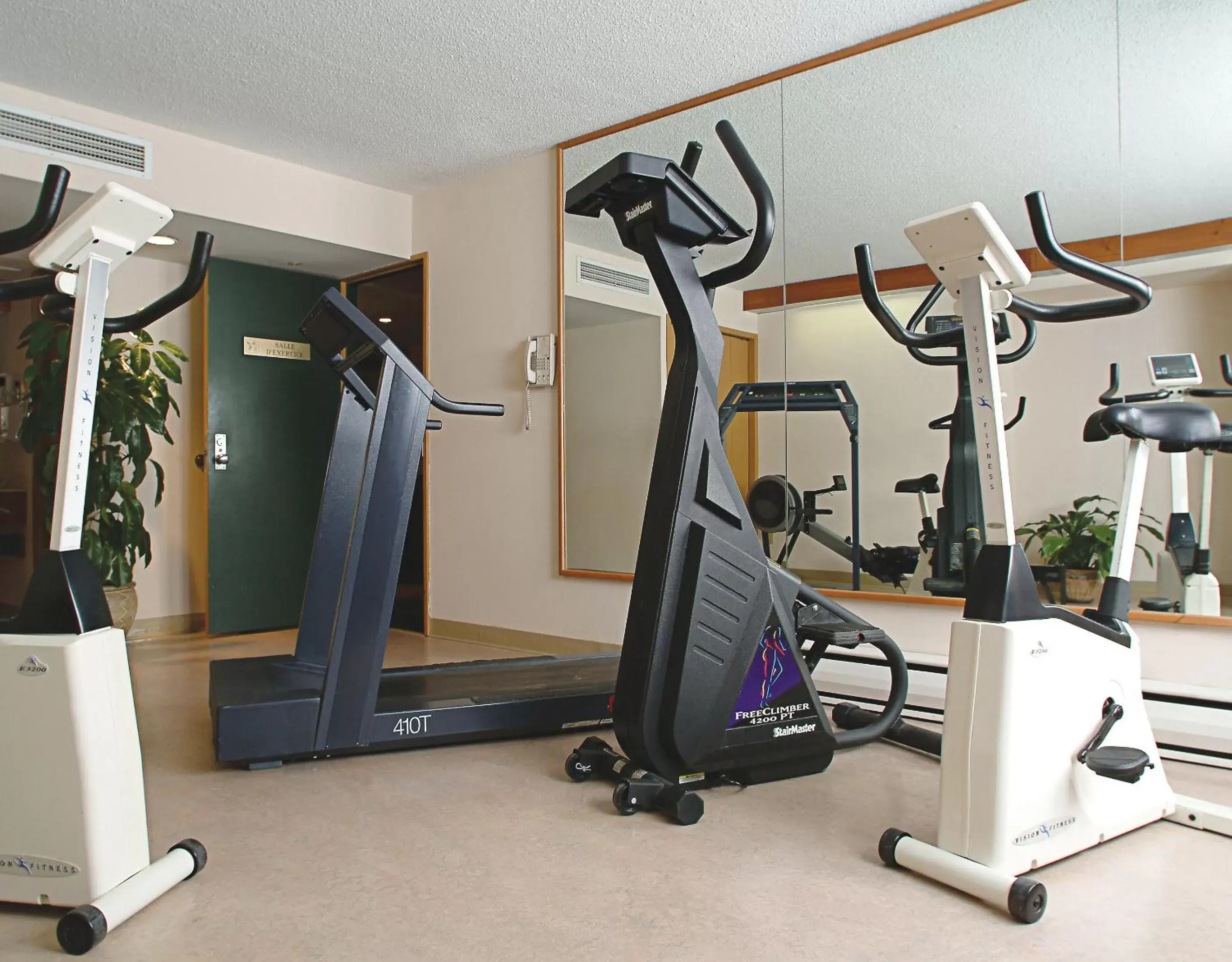 Fitness centre/facilities, Fitness Center/Facilities in Hôtels Gouverneur Trois-Rivières
