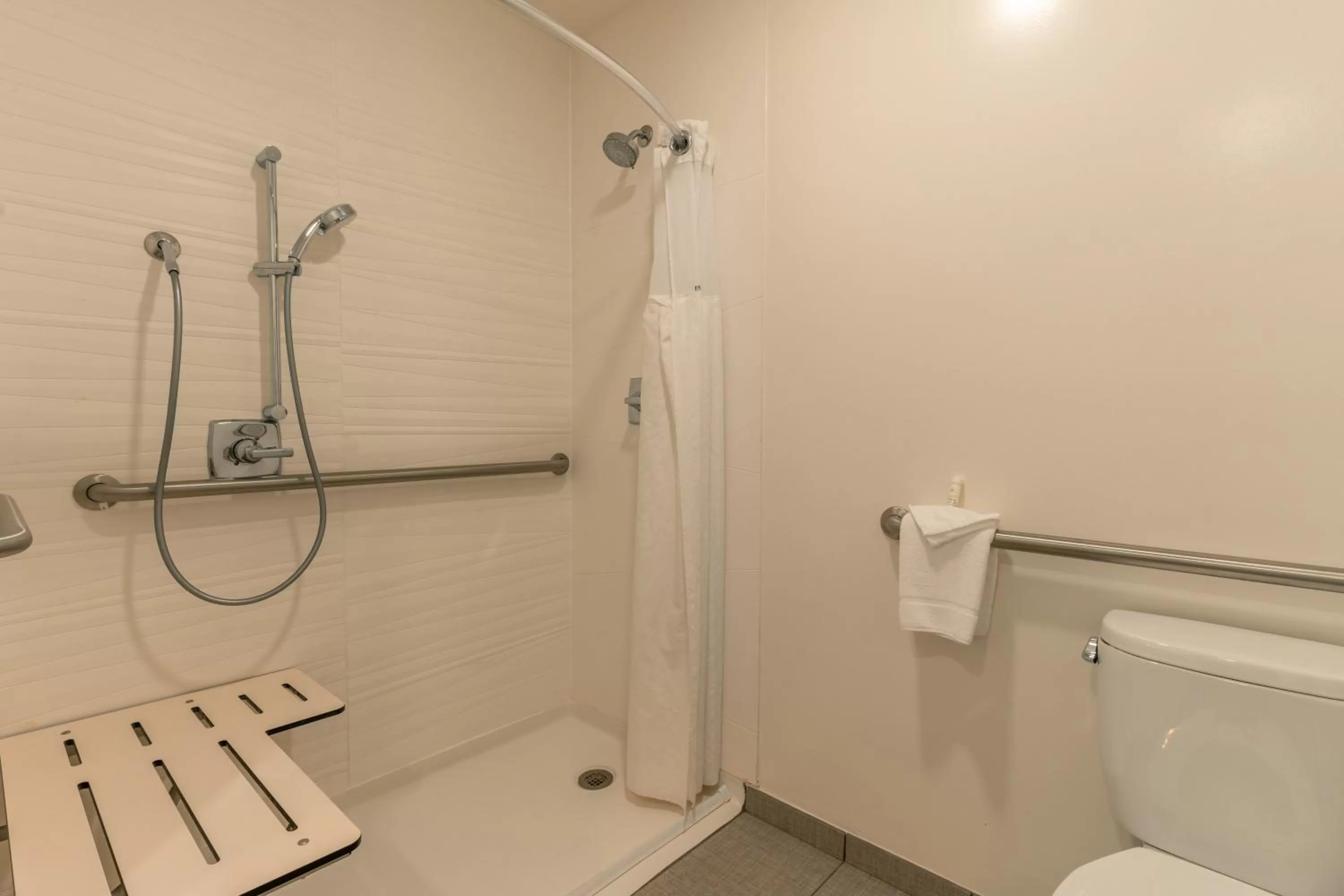 Bathroom in Hotel Aluxor SFO, Sapphire Boutique Collection