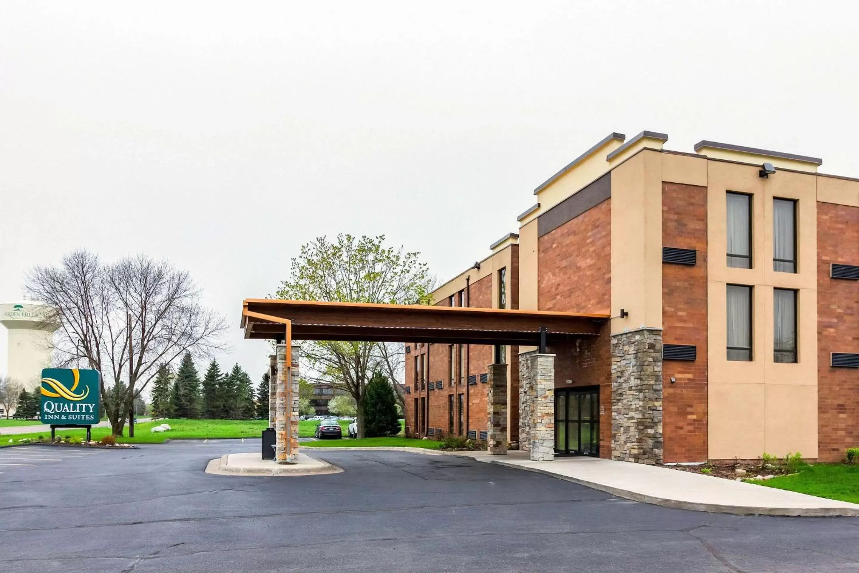 Property Building in Quality Inn and Suites - Arden Hills