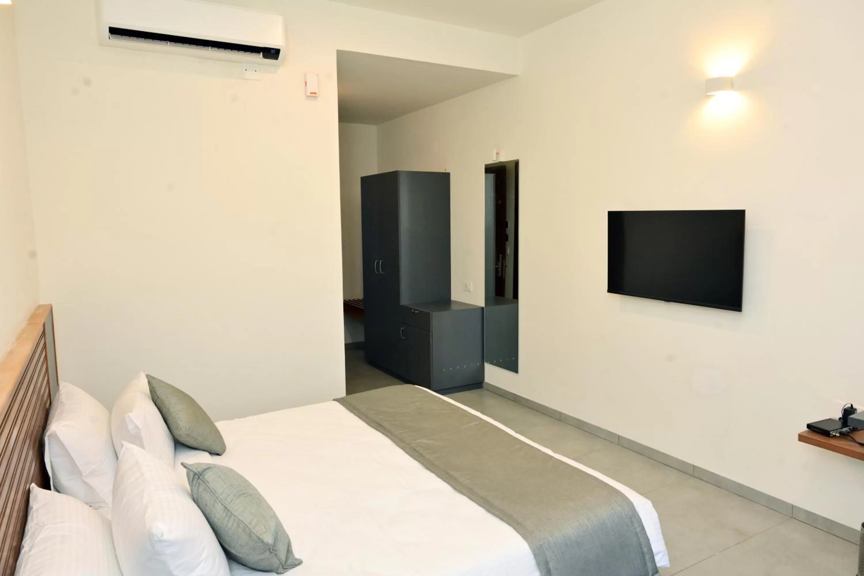 Bedroom, Bed in Clarks Inn Express, KRS road-Mandya, Mysore