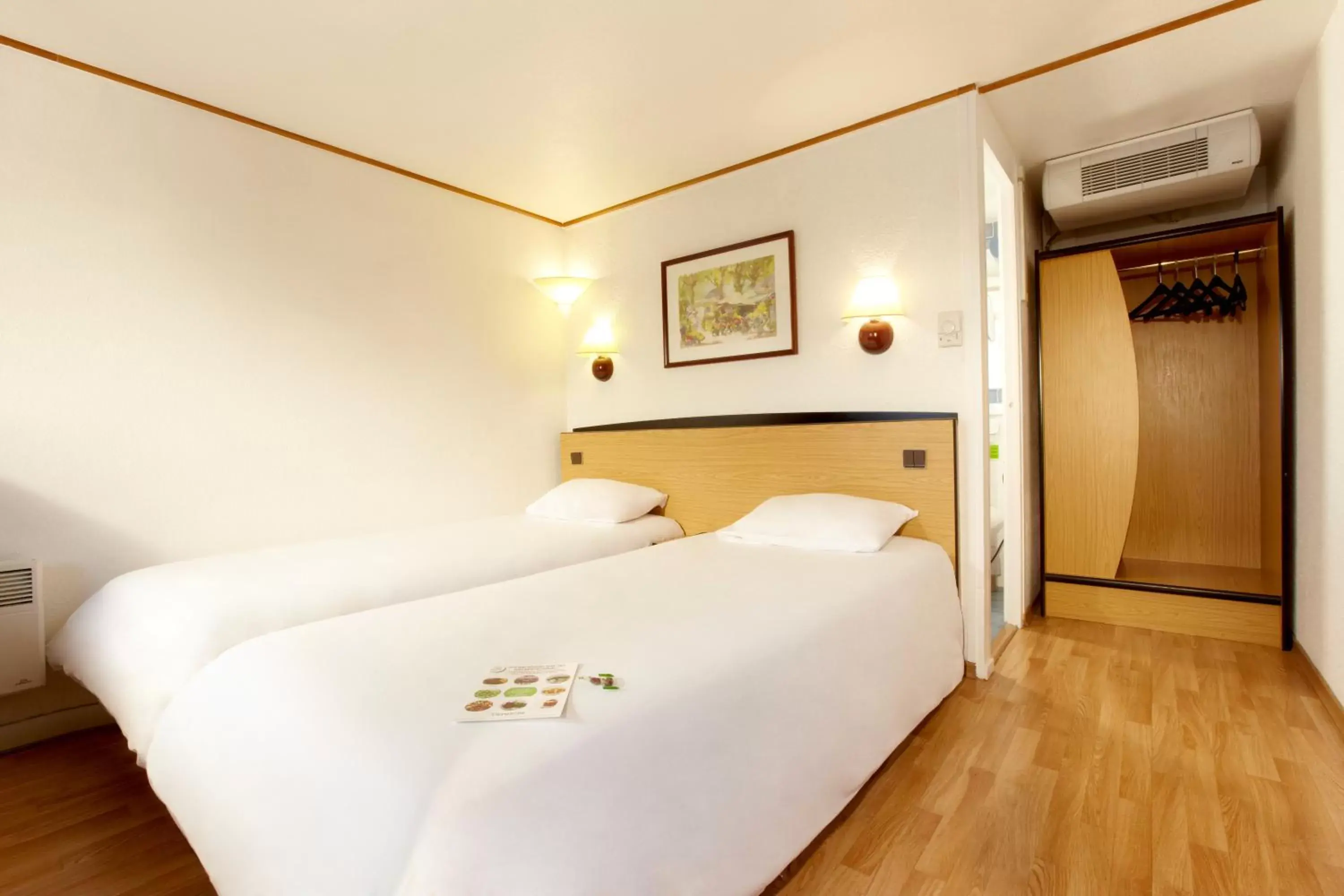 Bedroom, Bed in Campanile Strasbourg - Illkirch Geispolsheim Bedroom, Bed in Campanile Strasbourg - Illkirch Geispolsheim