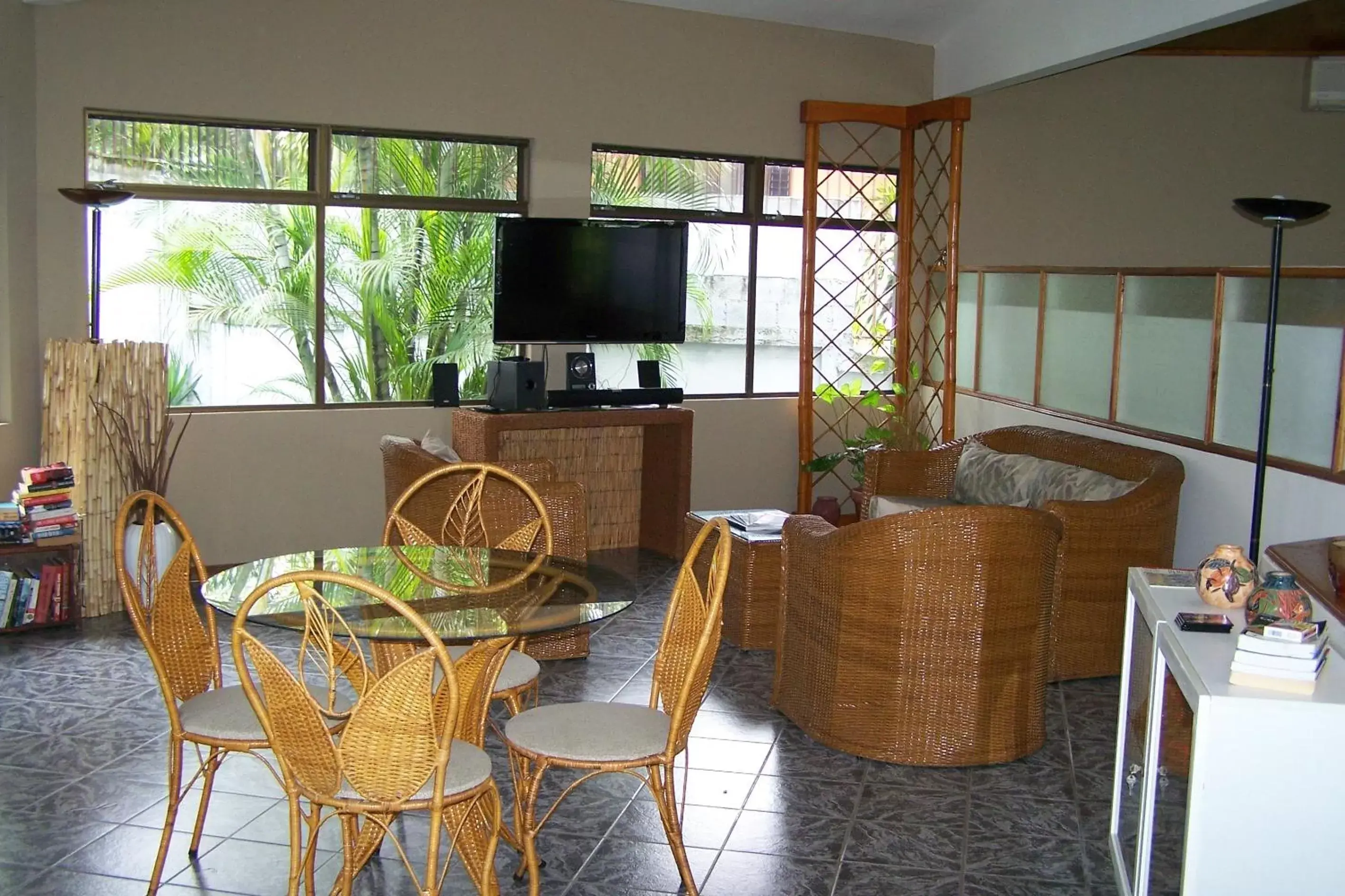 Communal lounge/ TV room in Vista Canyon Inn