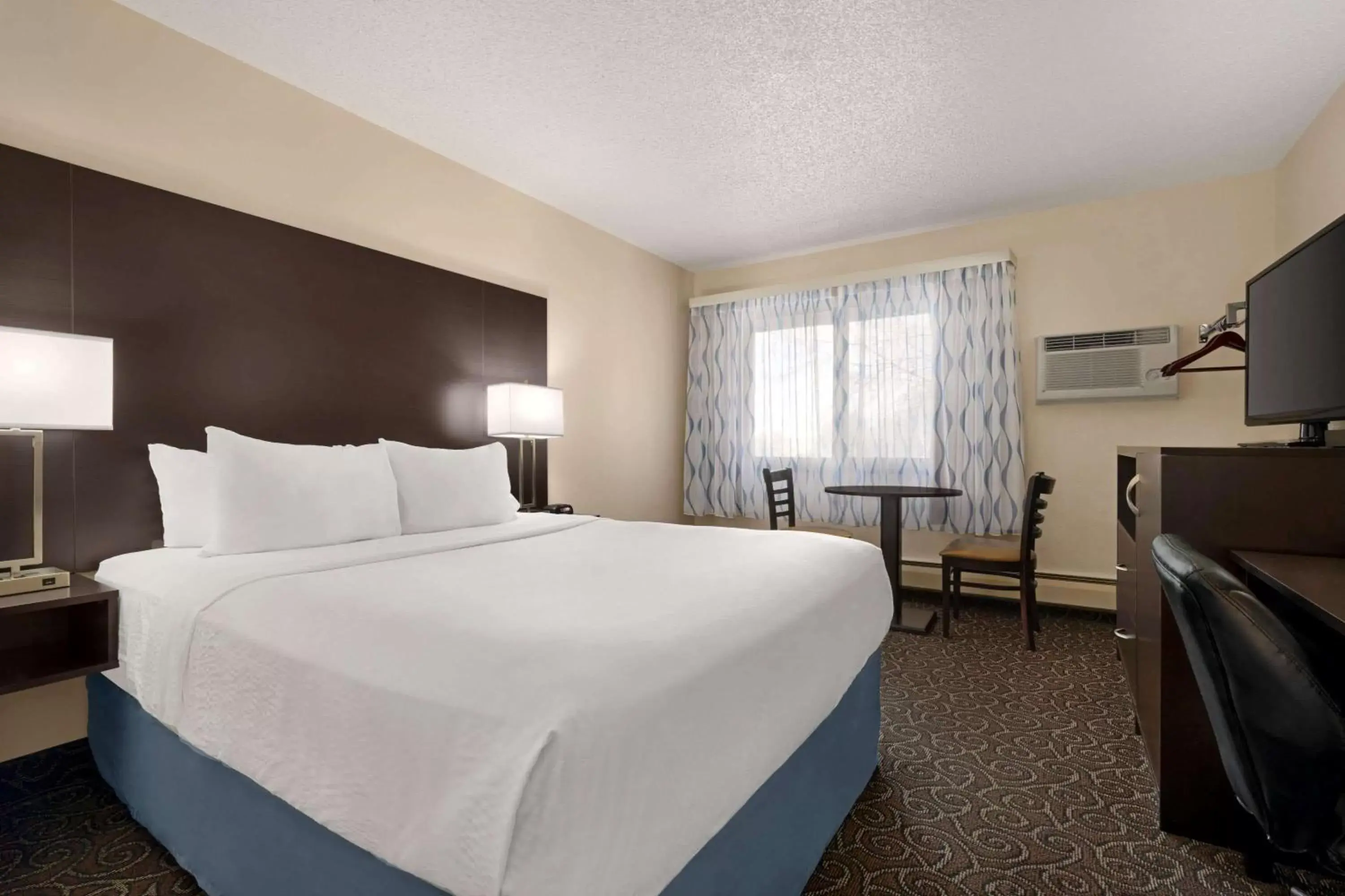 Bedroom, Bed in Days Inn by Wyndham Fort Collins