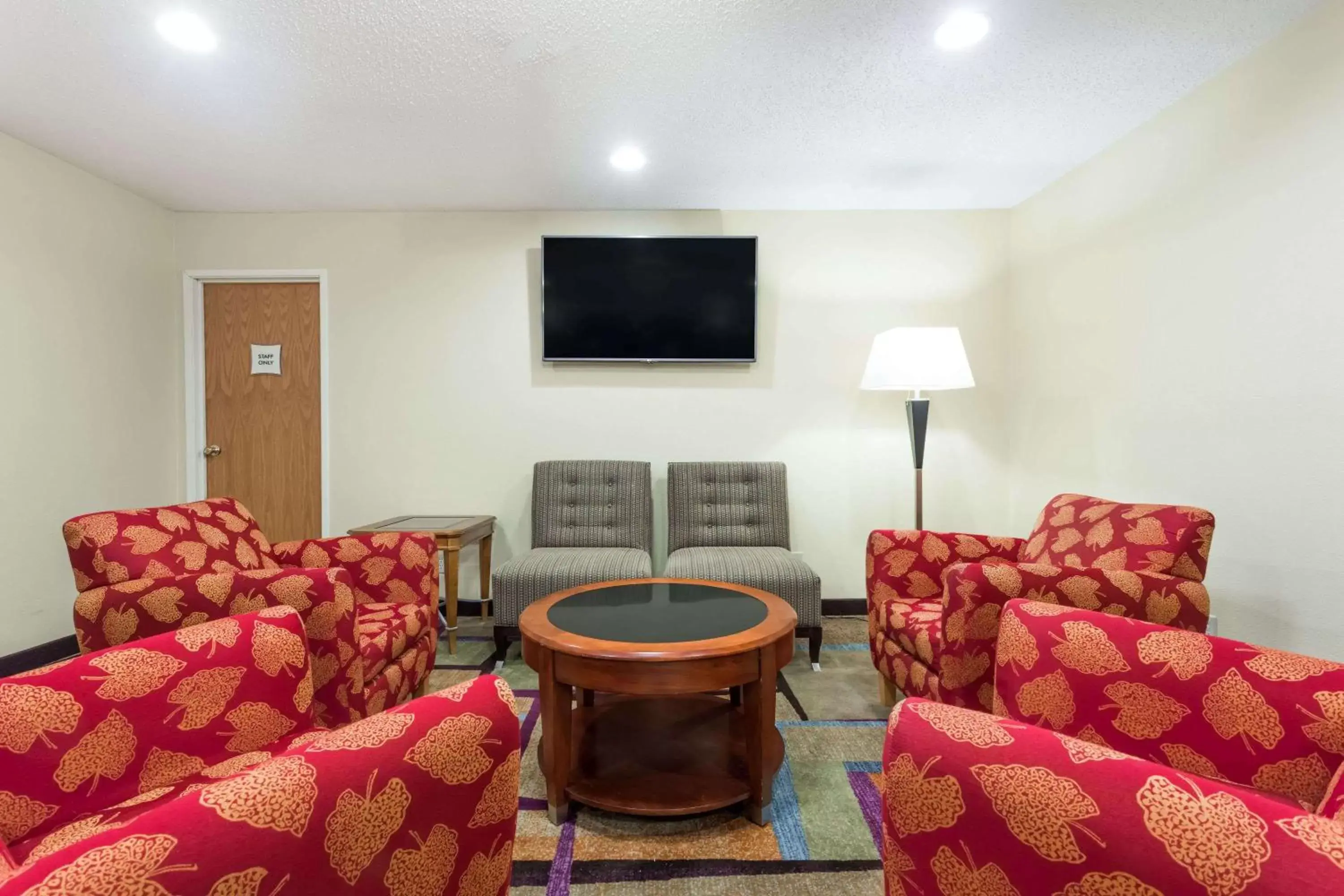 Lobby or reception, Seating Area in Days Inn & Suites by Wyndham Bloomington/Normal IL