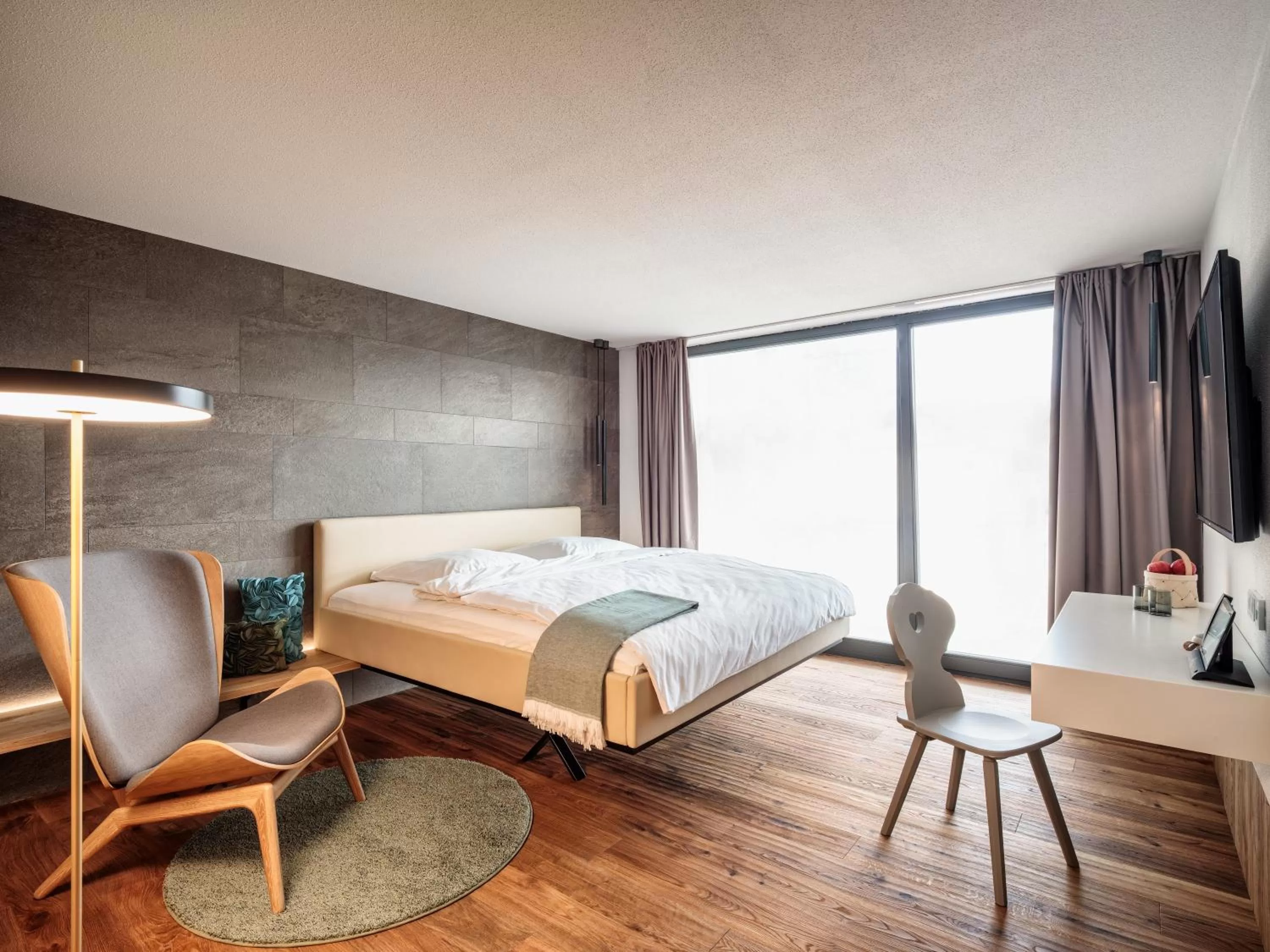 Seating area, Bed in Romantik Hotel Hirschen