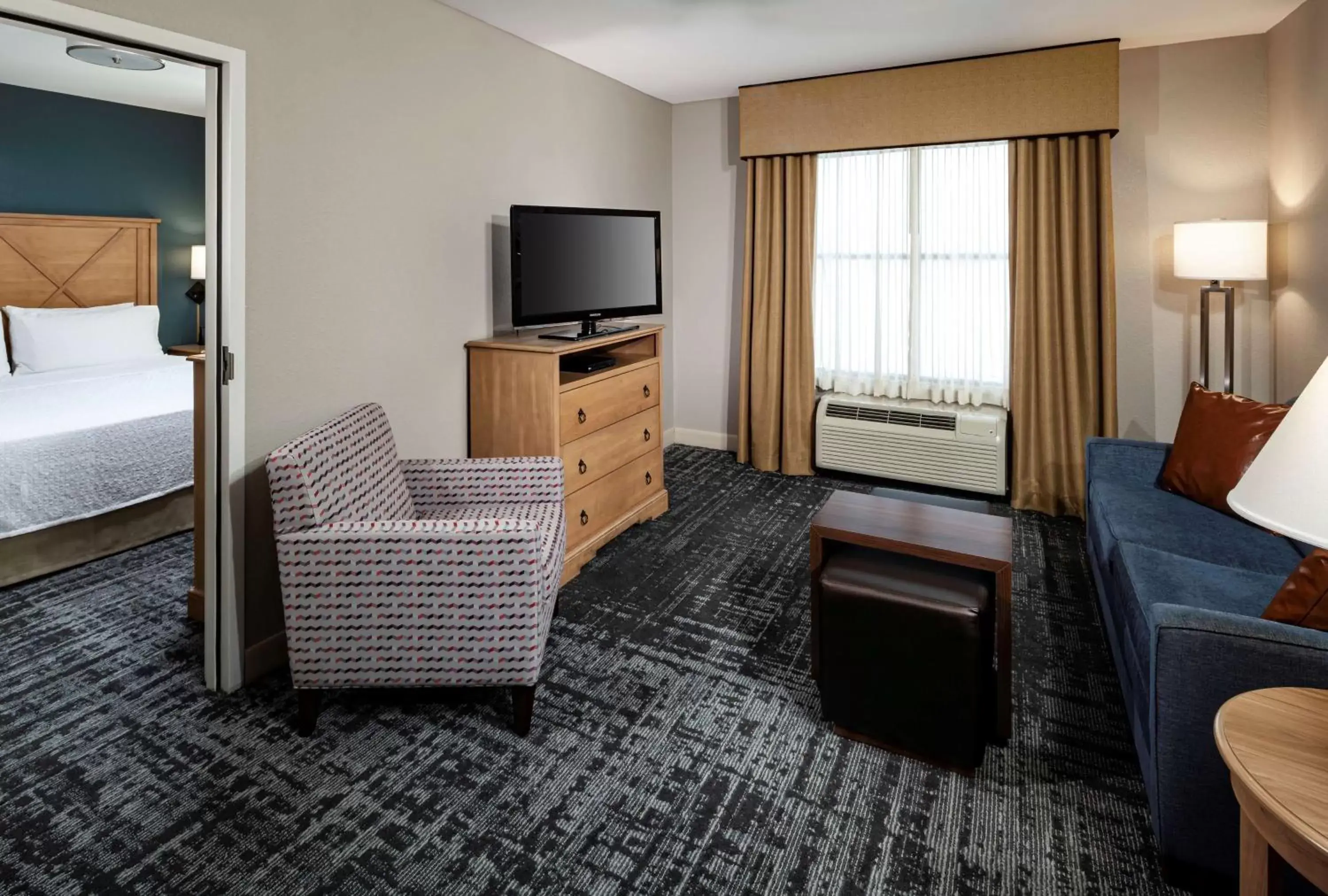 Living room, TV/Entertainment Center in Homewood Suites by Hilton Austin/Round Rock
