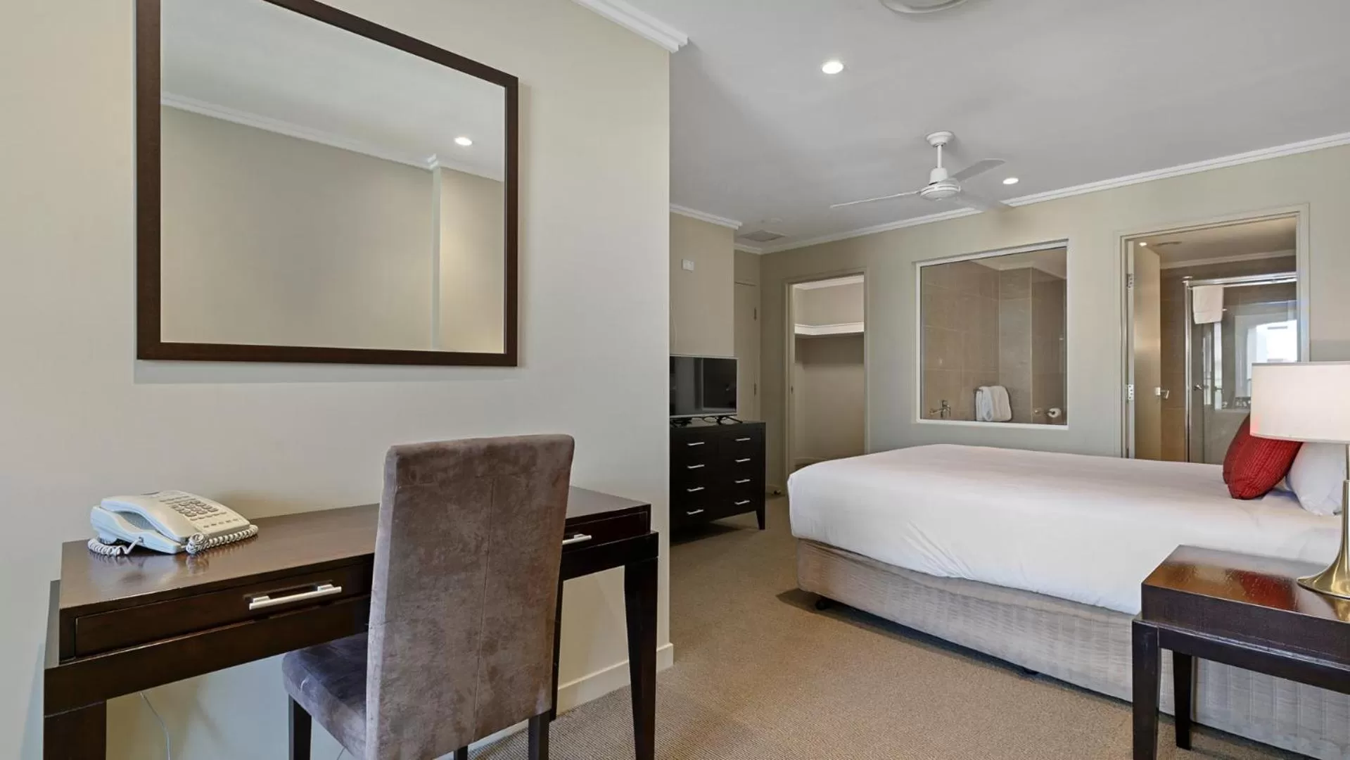 TV and multimedia, Bed in Oaks Hervey Bay Resort and Spa