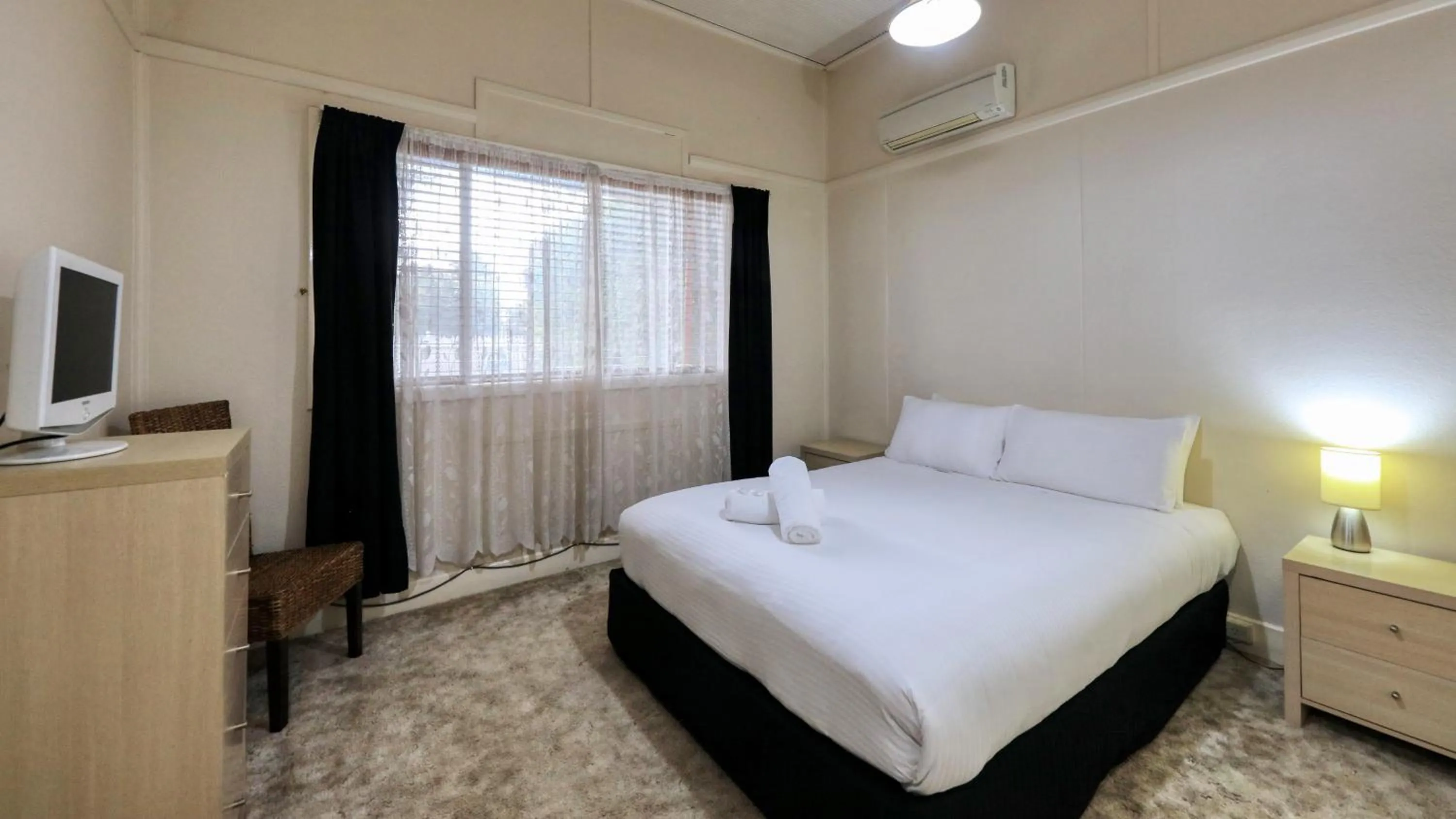 Bed in Charles Rasp Motor Inn & Cottages