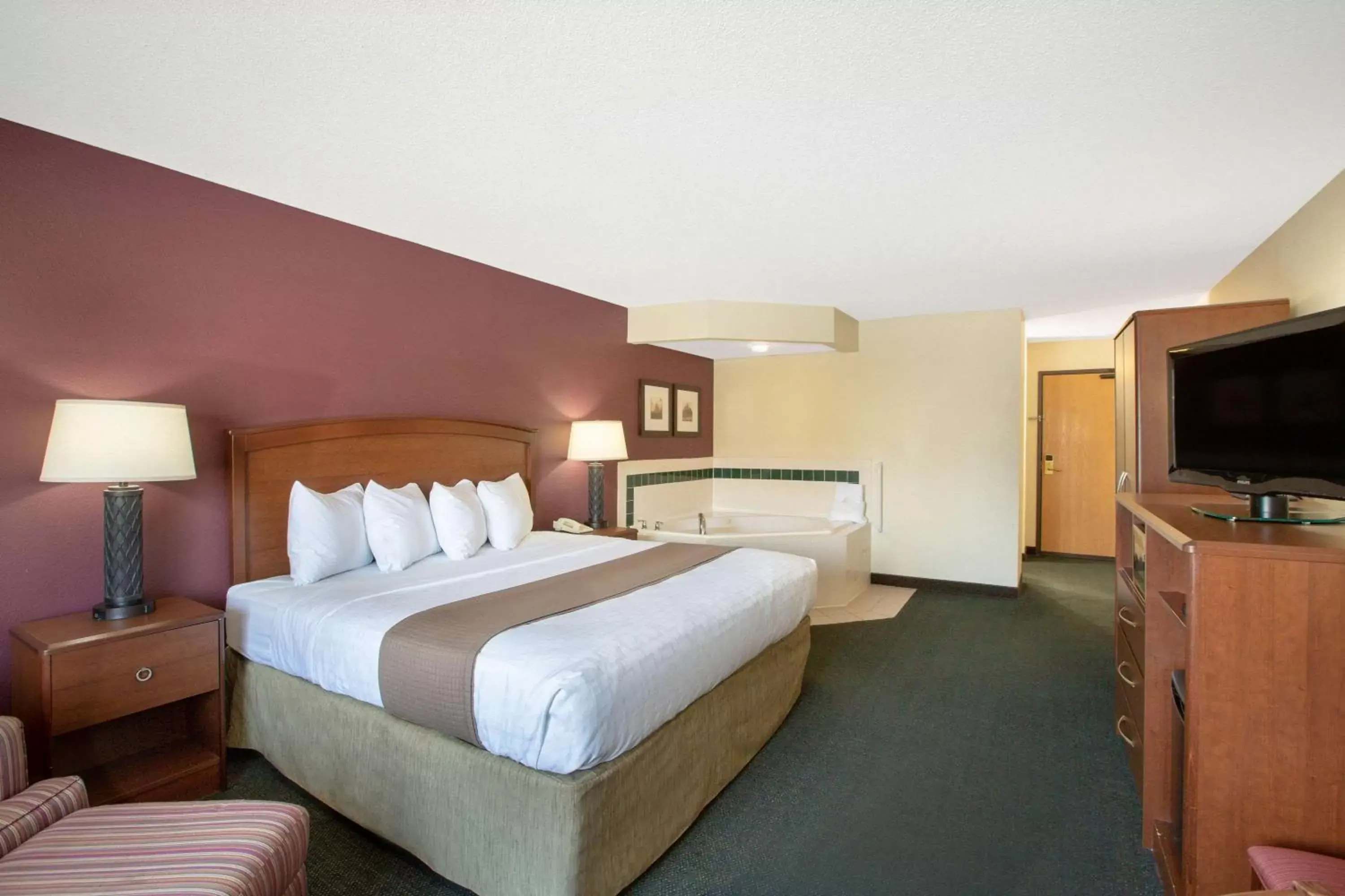 Photo of the whole room, Bed in AmericInn by Wyndham Kearney