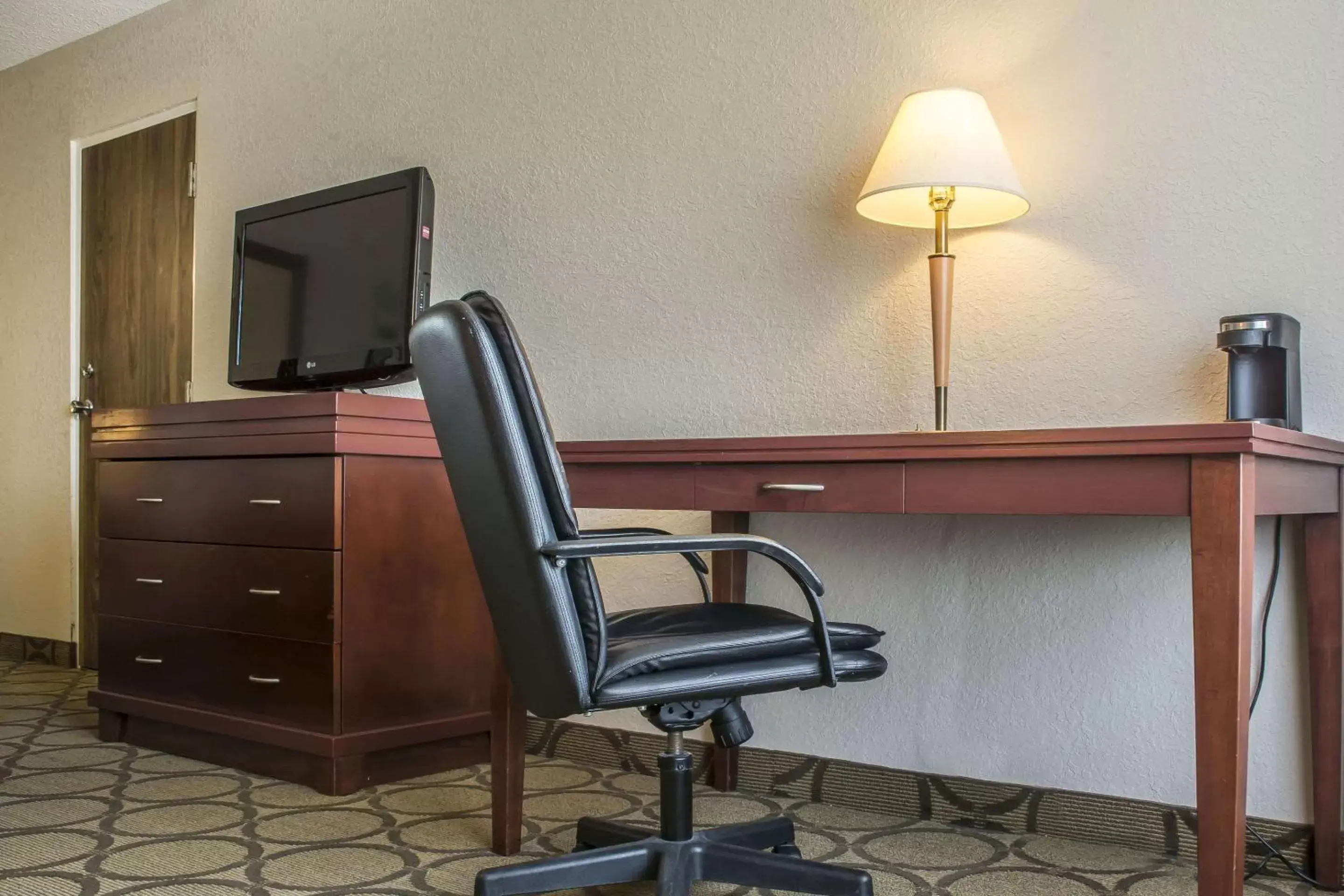 Photo of the whole room, TV/Entertainment Center in Comfort Inn London - Ontario