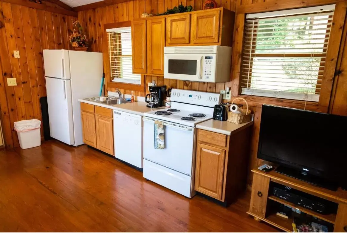 View (from property/room), Kitchen/Kitchenette in Mountain Aire Cottages & Inn