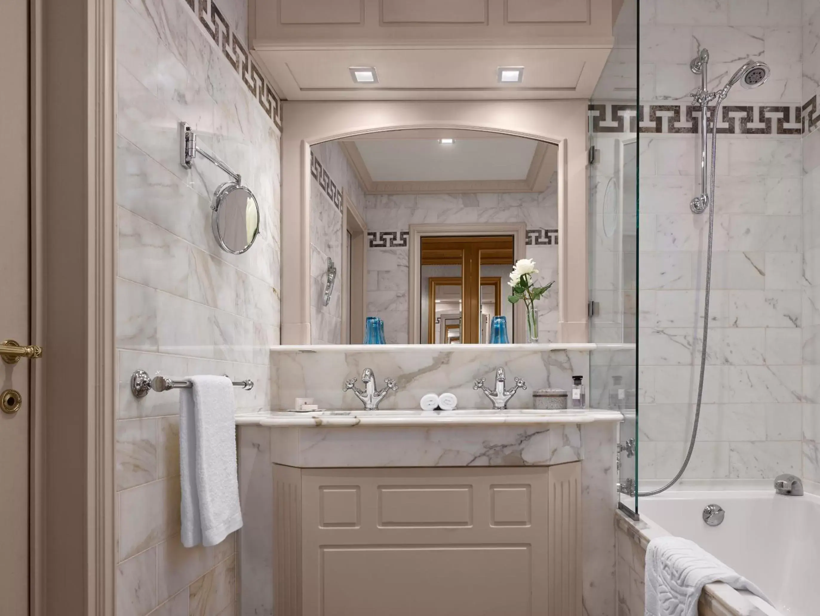 Bathroom in Hôtel Métropole Monte-Carlo - The Leading Hotels of the World