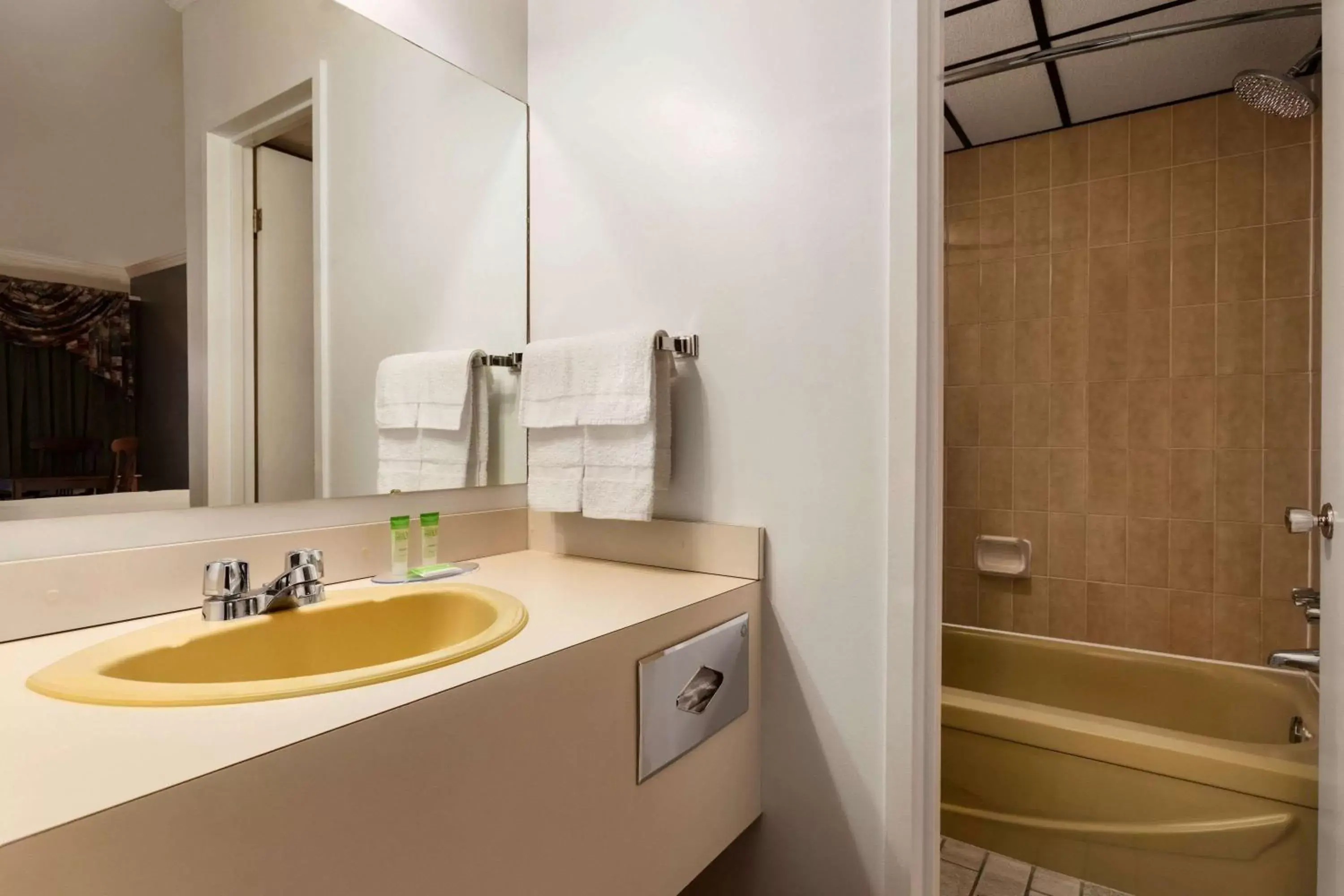 Bathroom in Travelodge by Wyndham Baie Comeau